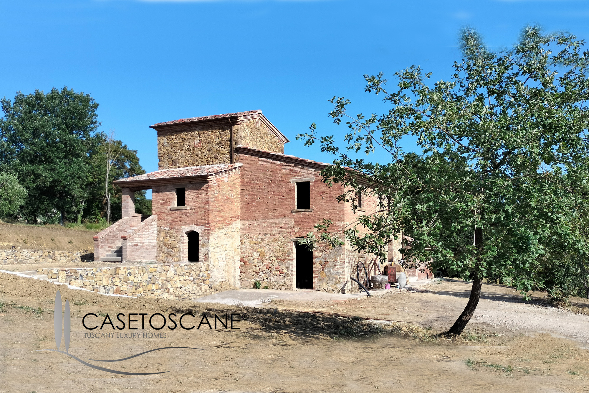 1662 - Tipico casale di mq.275, totalmente ristrutturato strutturalmente, con ha.2 di terreno circostante a Lucignano (AR).