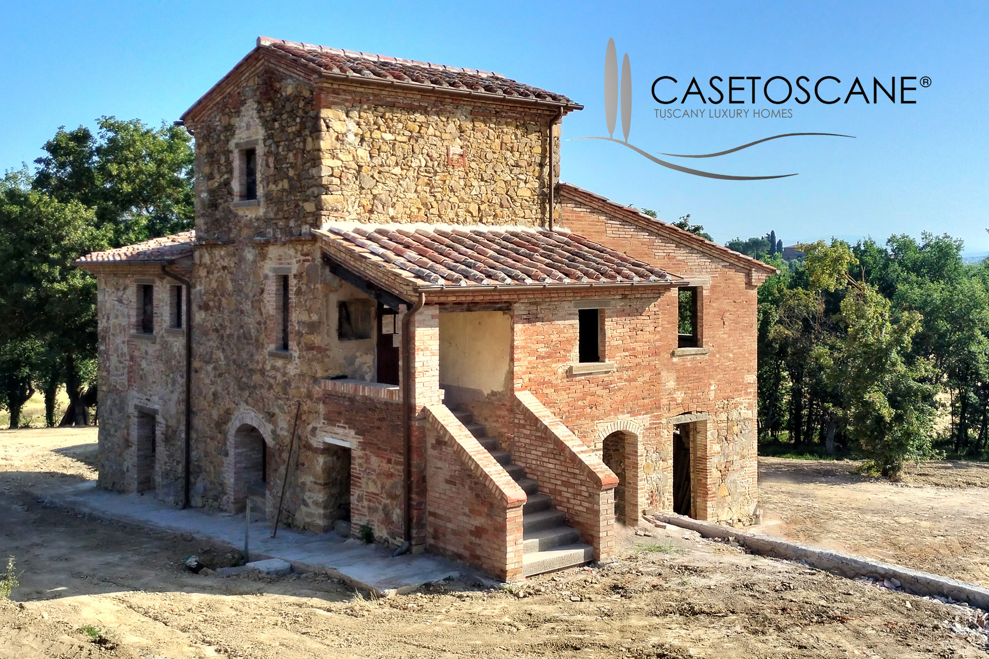 1662 - Tipico casale di mq.275, totalmente ristrutturato strutturalmente, con ha.2 di terreno circostante a Lucignano (AR).