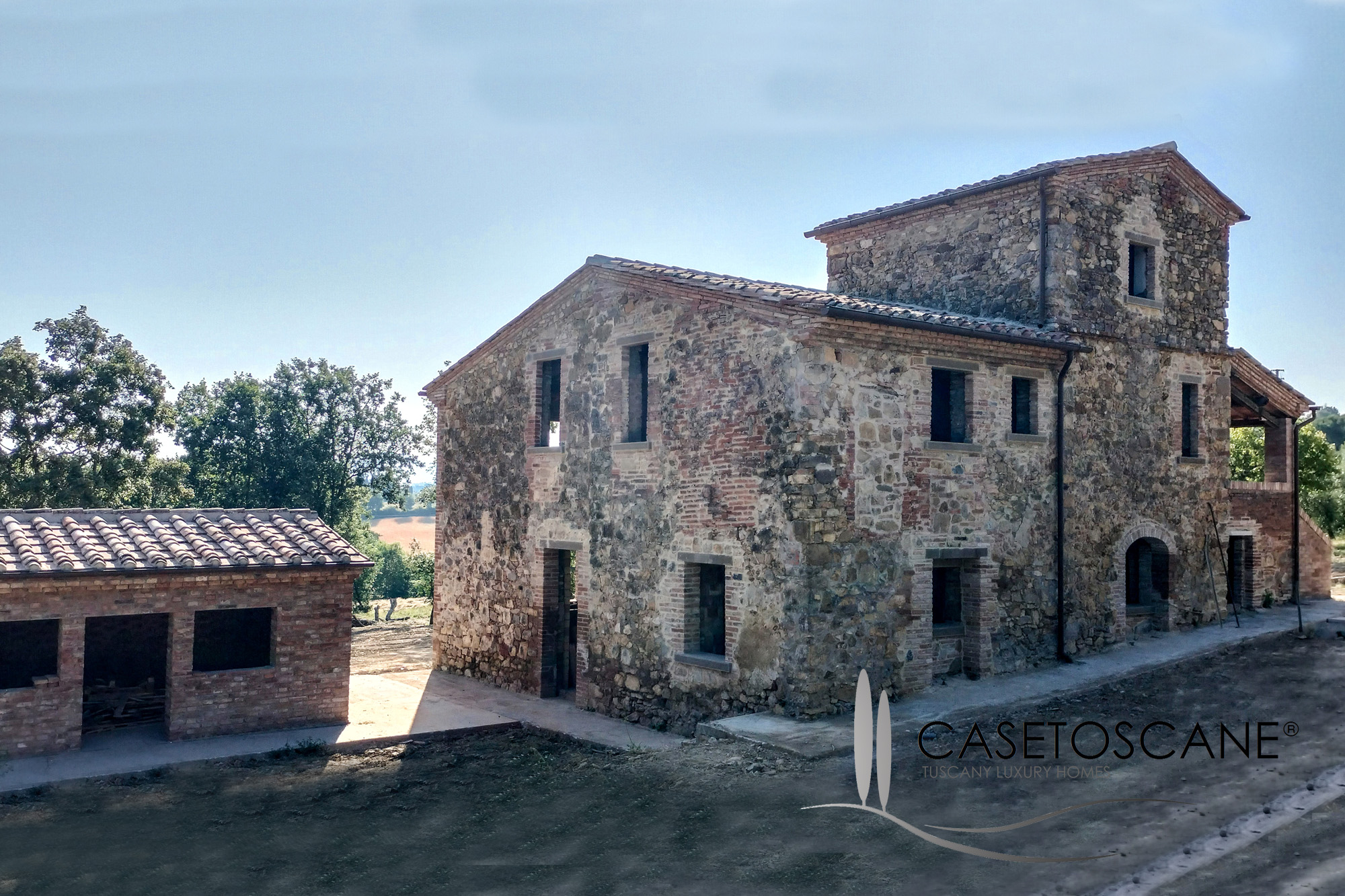 1662 - Tipico casale di mq.275, totalmente ristrutturato strutturalmente, con ha.2 di terreno circostante a Lucignano (AR).