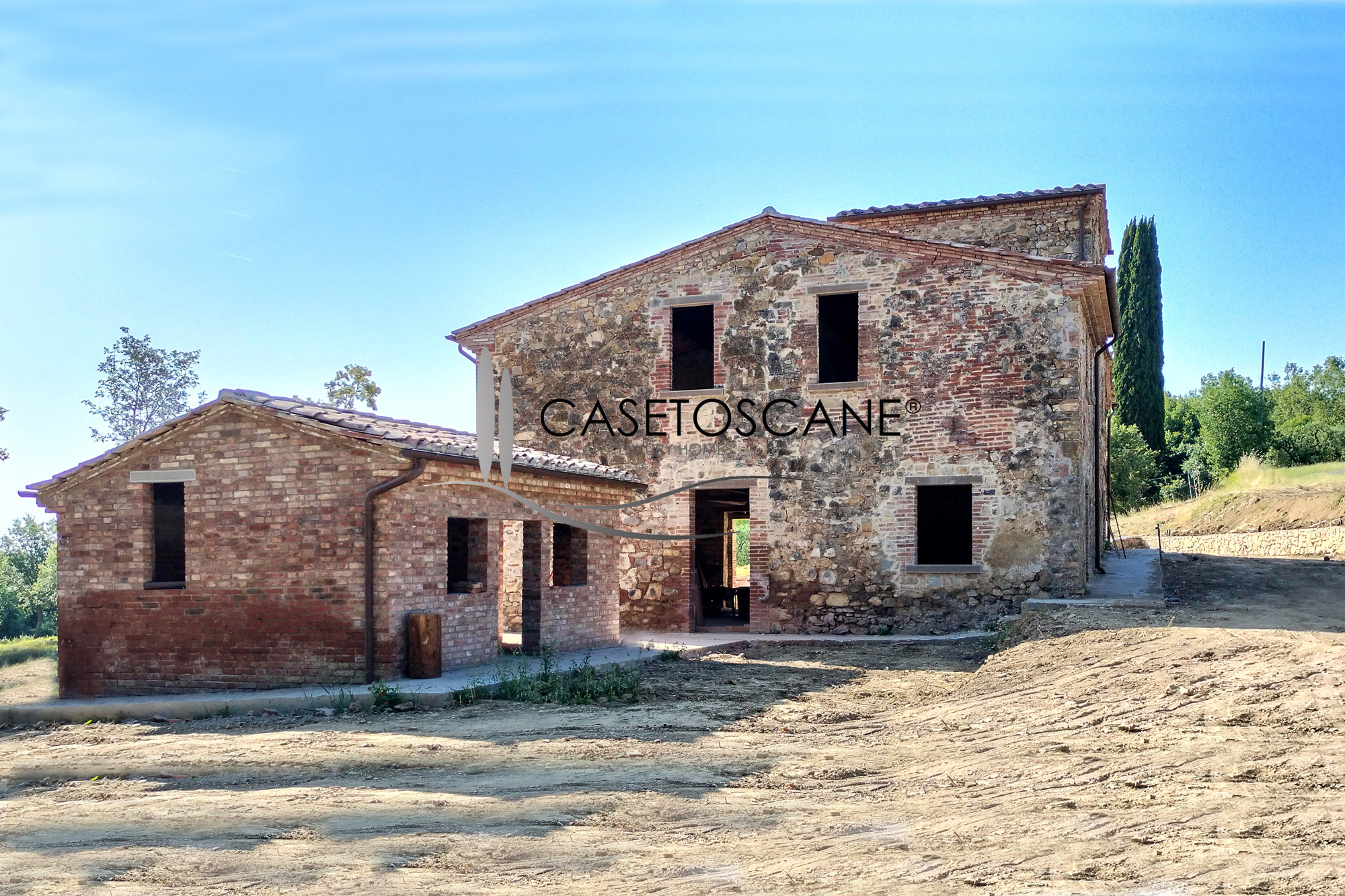 1662 - Tipico casale di mq.275, totalmente ristrutturato strutturalmente, con ha.2 di terreno circostante a Lucignano (AR).
