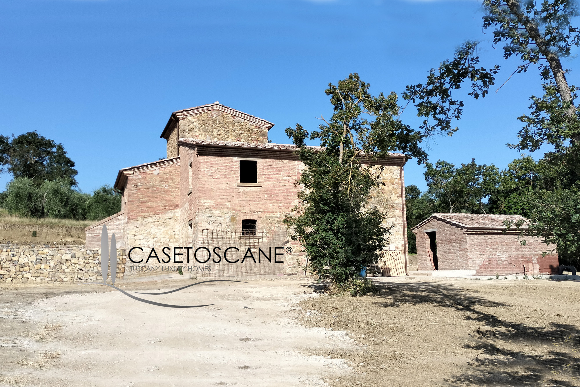1662 - Tipico casale di mq.275, totalmente ristrutturato strutturalmente, con ha.2 di terreno circostante a Lucignano (AR).