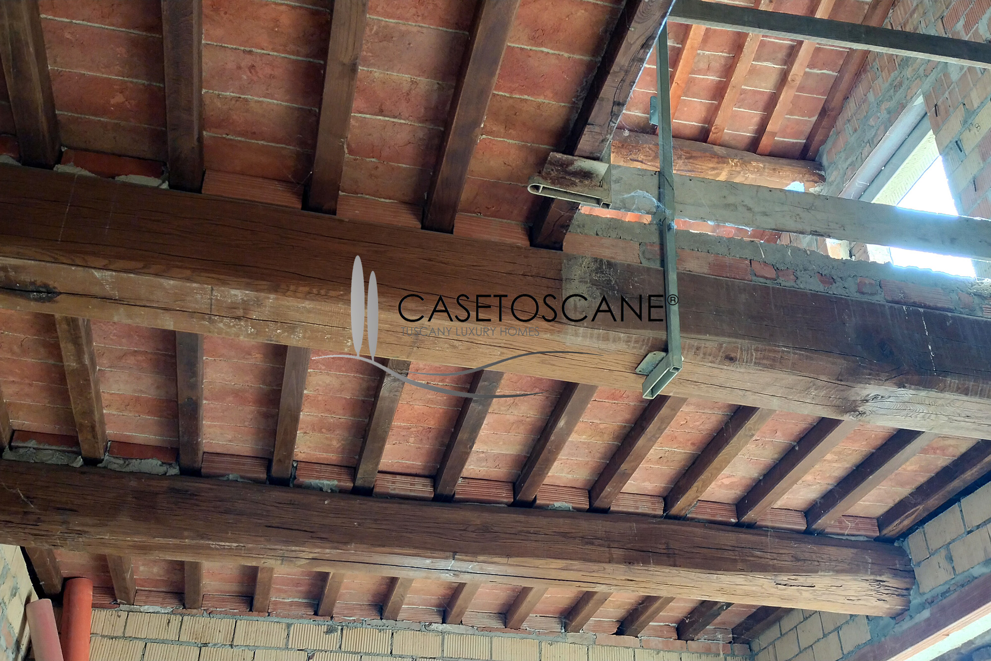 1662 - Tipico casale di mq.275, totalmente ristrutturato strutturalmente, con ha.2 di terreno circostante a Lucignano (AR).