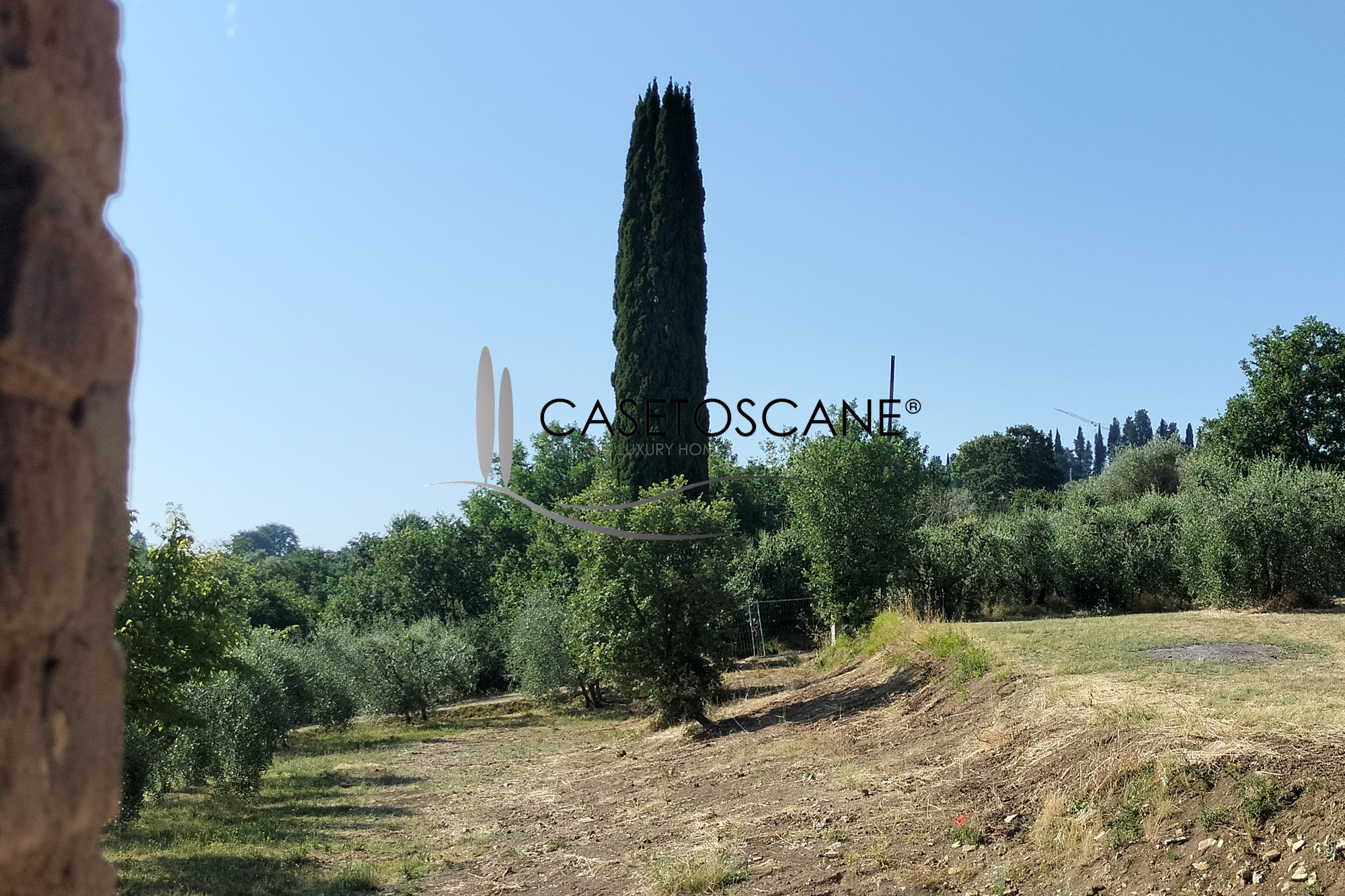 1662 - Tipico casale di mq.275, totalmente ristrutturato strutturalmente, con ha.2 di terreno circostante a Lucignano (AR).