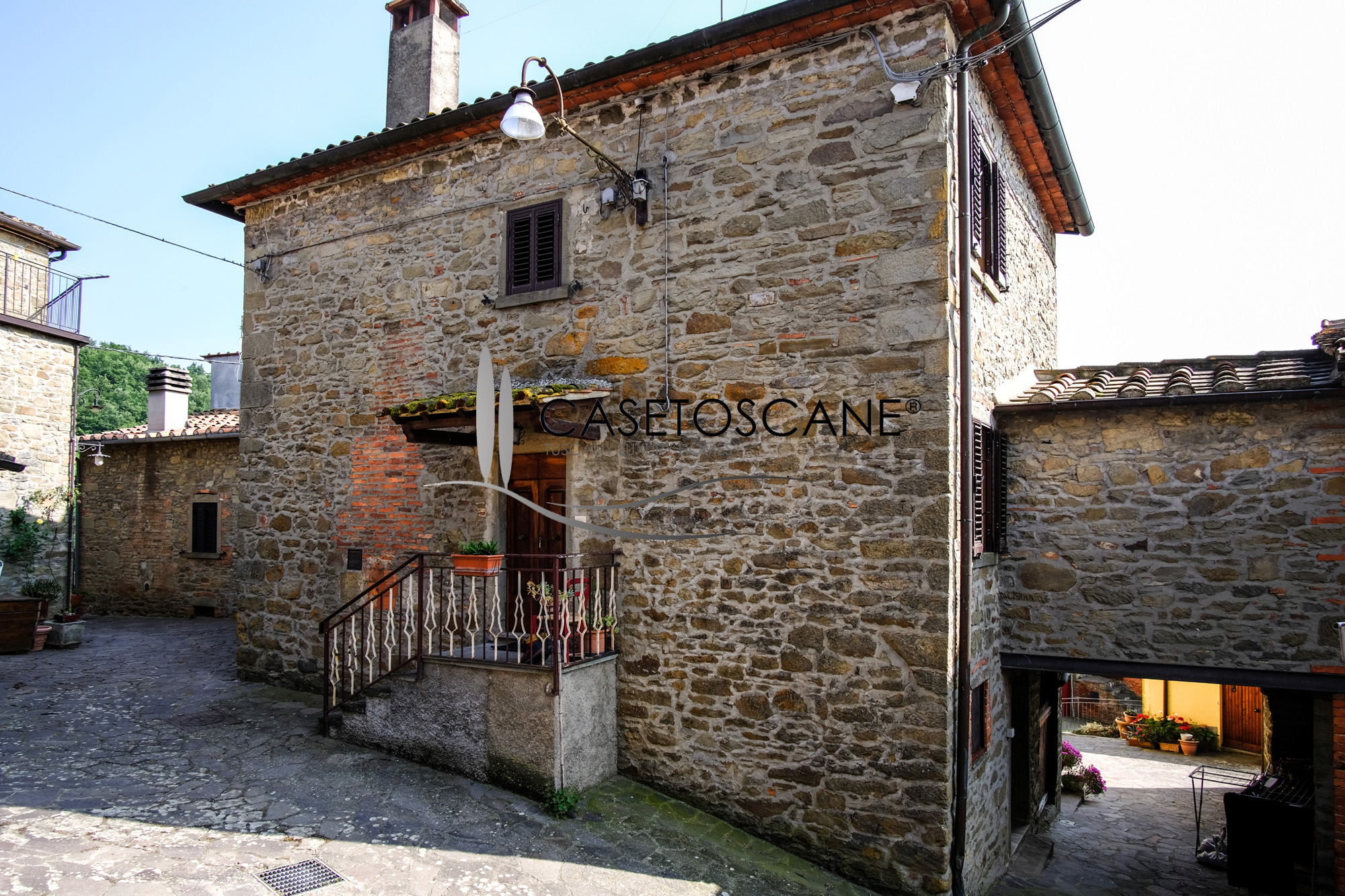 T145 - Caratteristico terratetto in pietra di mq.80 circa con terreno di mq.1400 in bellissima posizione panoramica a 15' da Arezzo.
