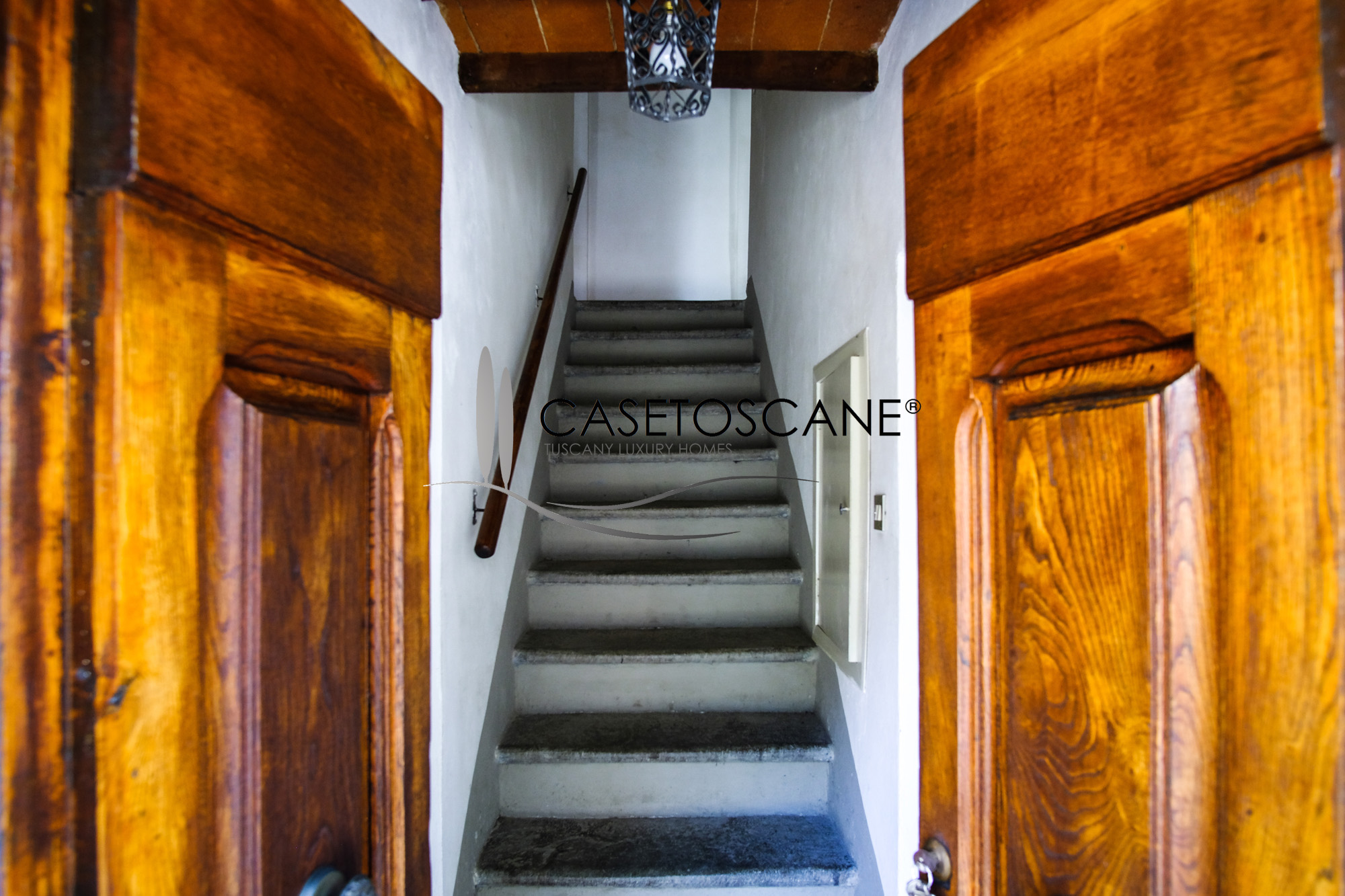 T145 - Caratteristico terratetto in pietra di mq.80 circa con terreno di mq.1400 in bellissima posizione panoramica a 15' da Arezzo.