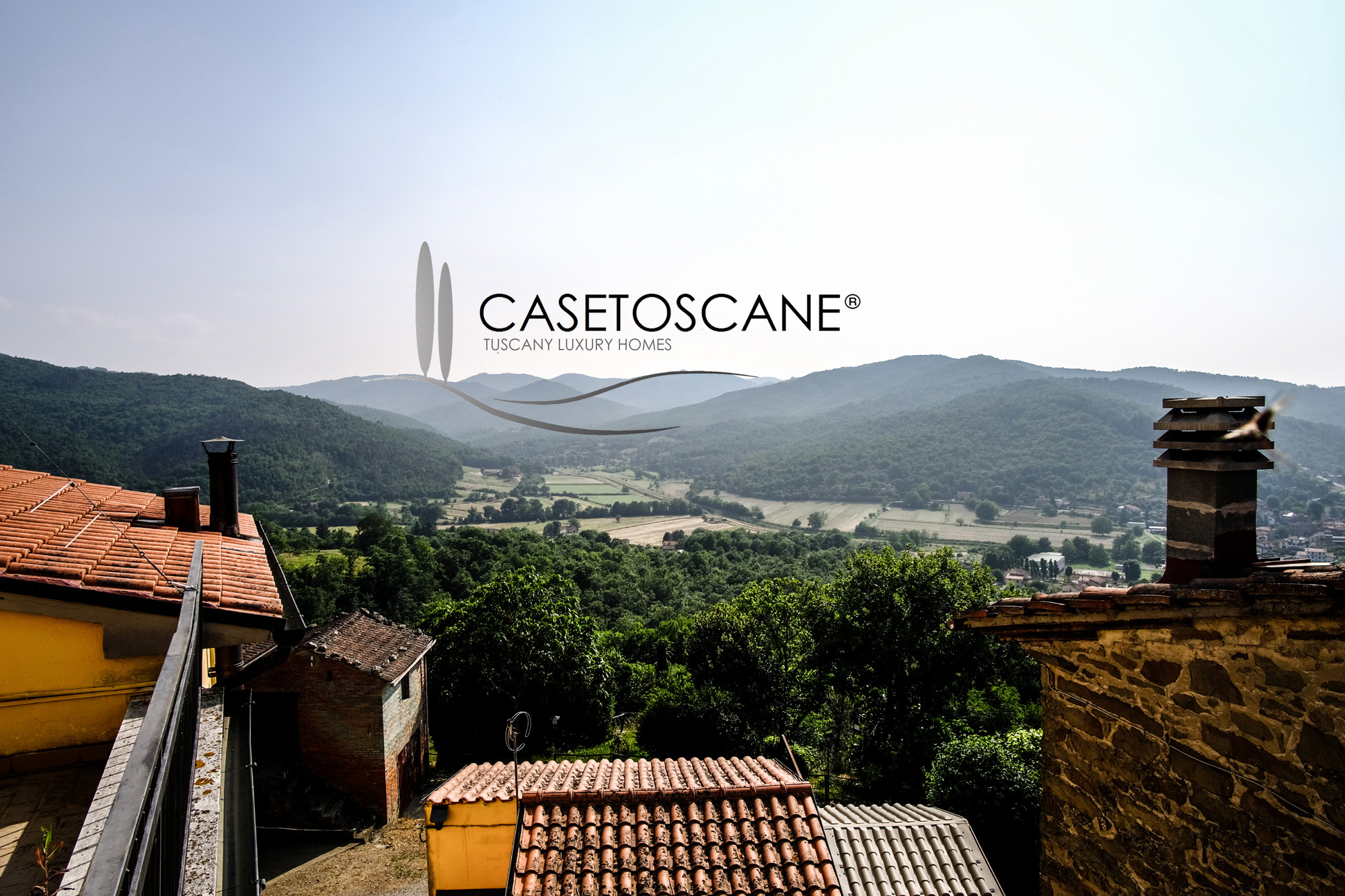 T145 - Caratteristico terratetto in pietra di mq.80 circa con terreno di mq.1400 in bellissima posizione panoramica a 15' da Arezzo.