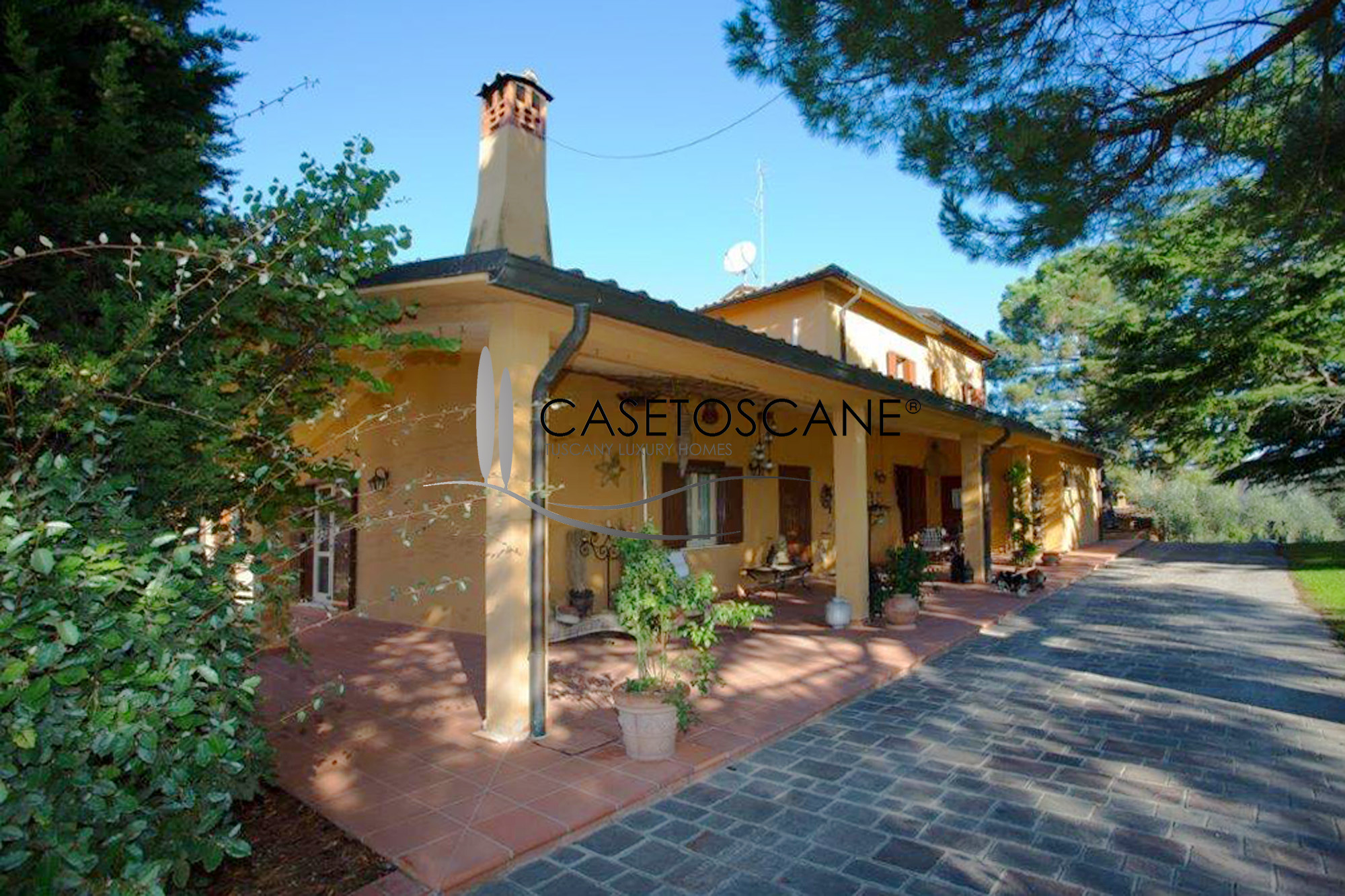 3212 - Azienda agricola in magnifica posizione con villa di mq.500, dependance, annessi e terreno di ha.50 con scuderie per cavalli a Trequanda (SI).