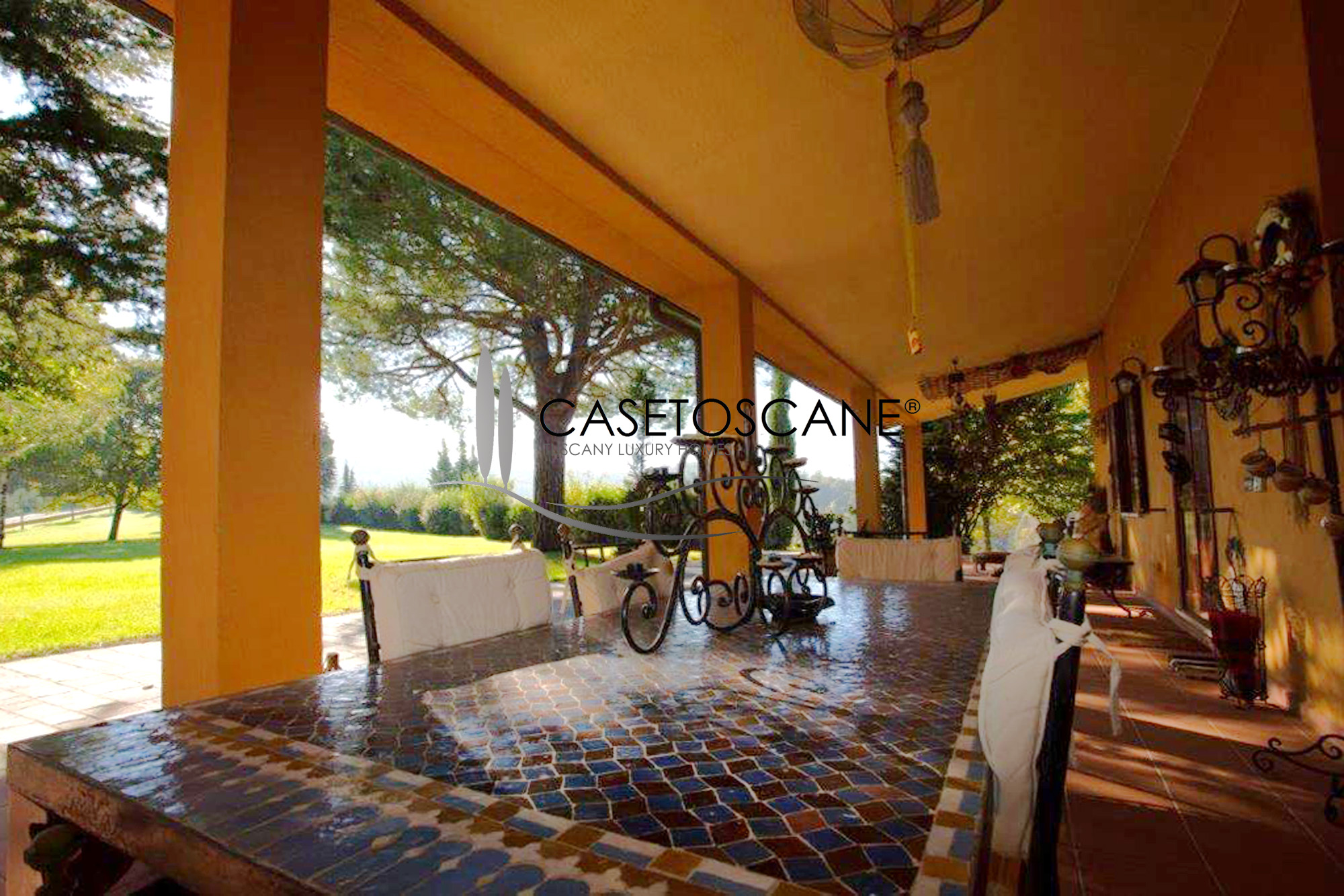 3212 - Azienda agricola in magnifica posizione con villa di mq.500, dependance, annessi e terreno di ha.50 con scuderie per cavalli a Trequanda (SI).