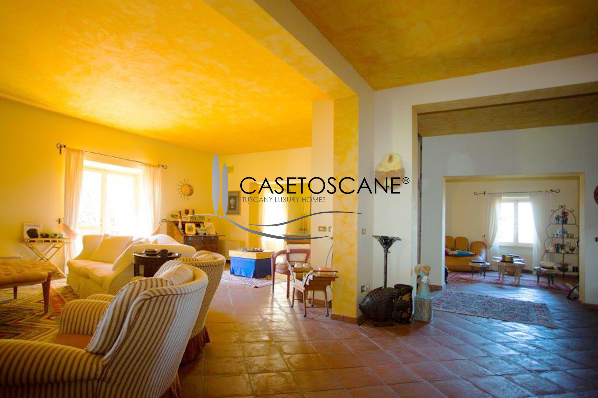 3212 - Azienda agricola in magnifica posizione con villa di mq.500, dependance, annessi e terreno di ha.50 con scuderie per cavalli a Trequanda (SI).