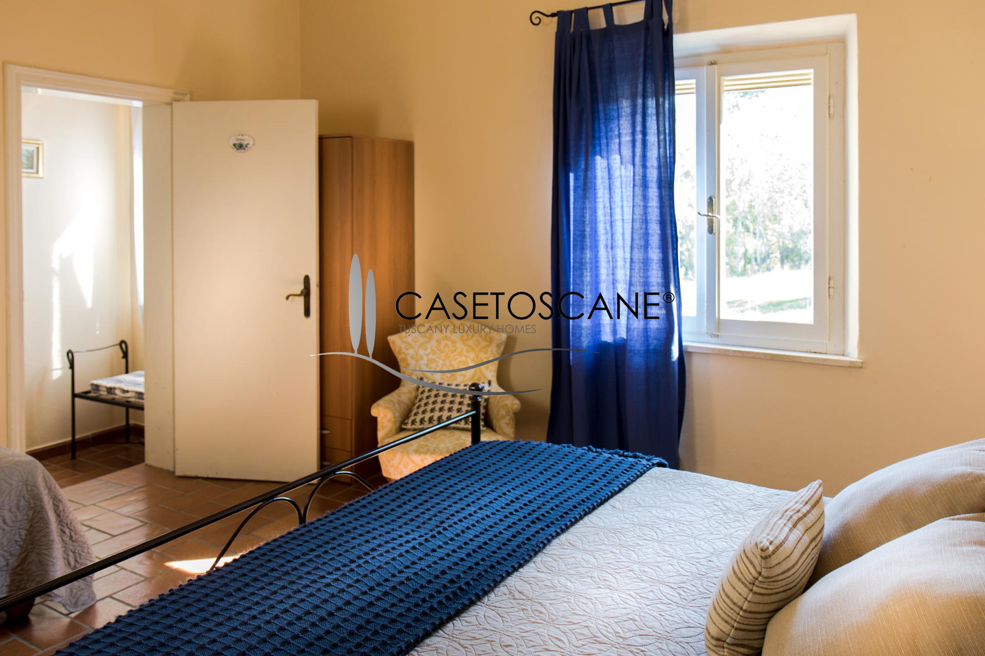 3212 - Azienda agricola in magnifica posizione con villa di mq.500, dependance, annessi e terreno di ha.50 con scuderie per cavalli a Trequanda (SI).
