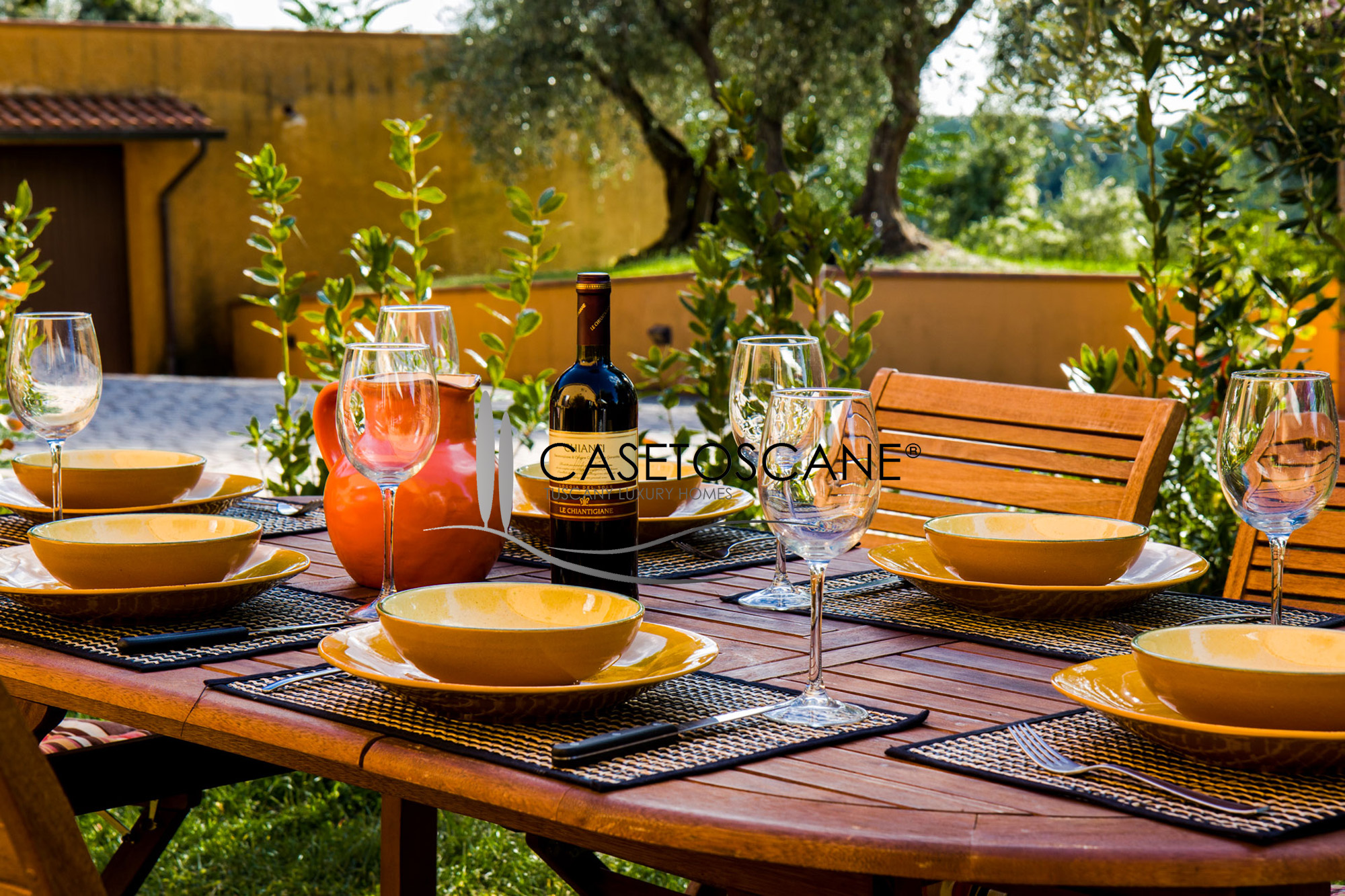 3212 - Azienda agricola in magnifica posizione con villa di mq.500, dependance, annessi e terreno di ha.50 con scuderie per cavalli a Trequanda (SI).