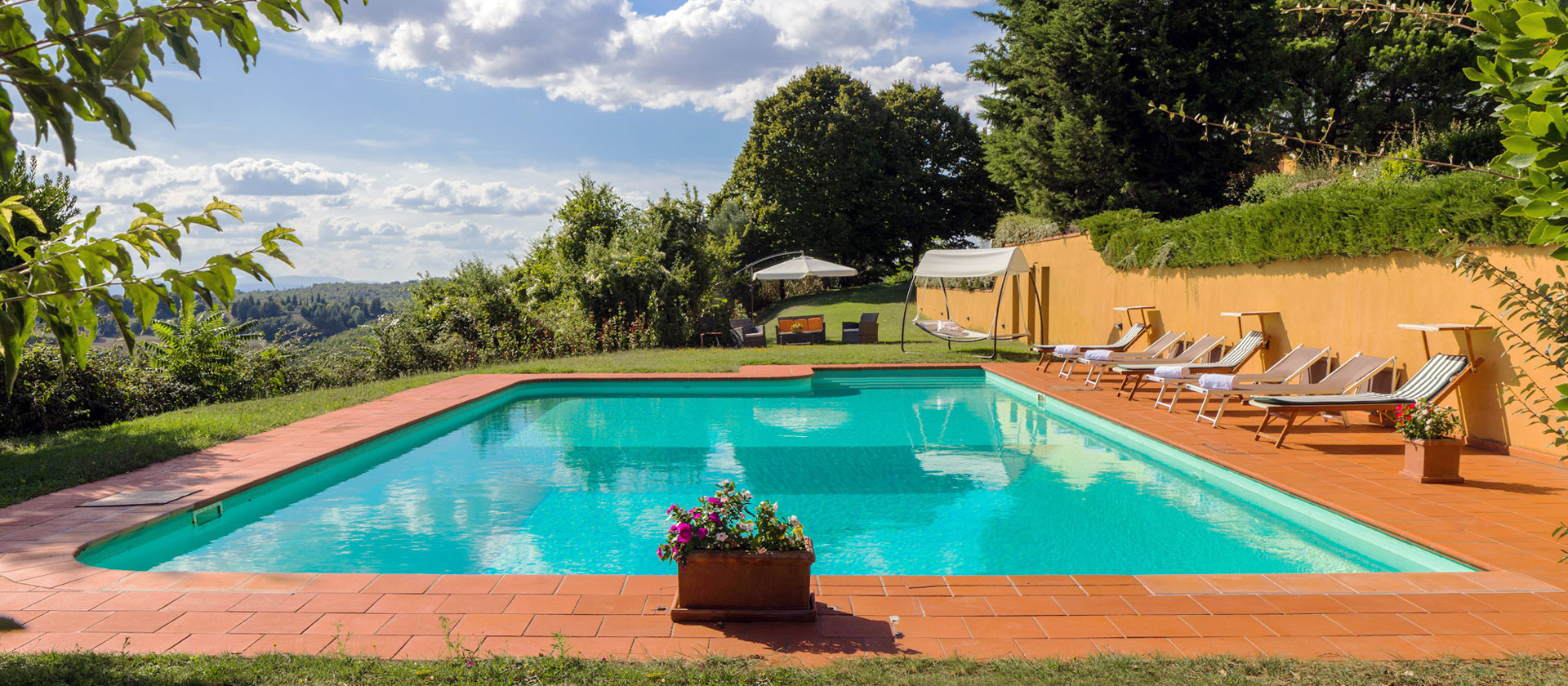 3212 - Azienda agricola in magnifica posizione con villa di mq.500, dependance, annessi e terreno di ha.50 con scuderie per cavalli a Trequanda (SI).