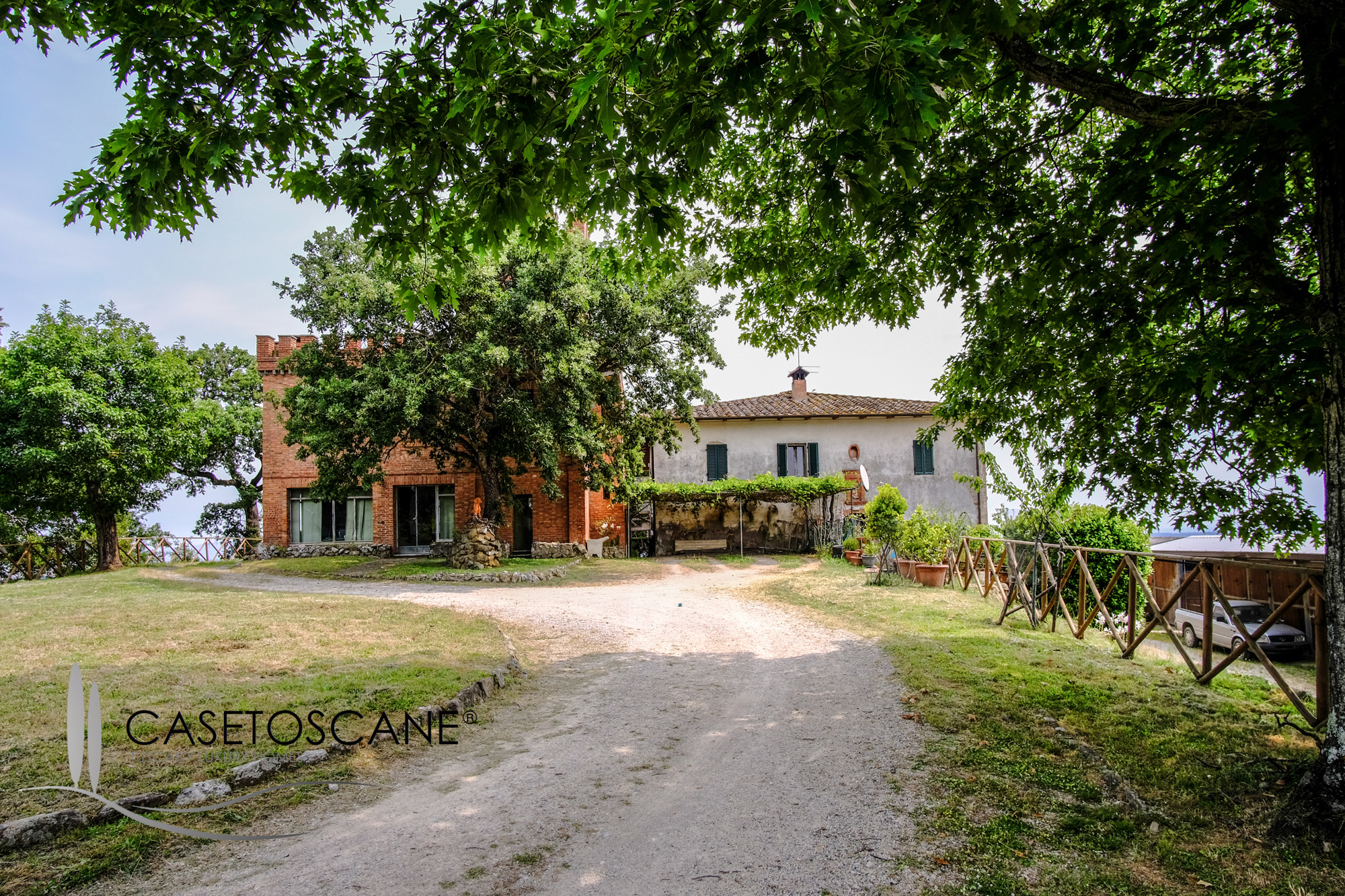 3223 - Azienda agricola di circa ha.100 con antico casale, castelletto di inizi '900 e ampie strutture per equitazione a Trequanda (SI).