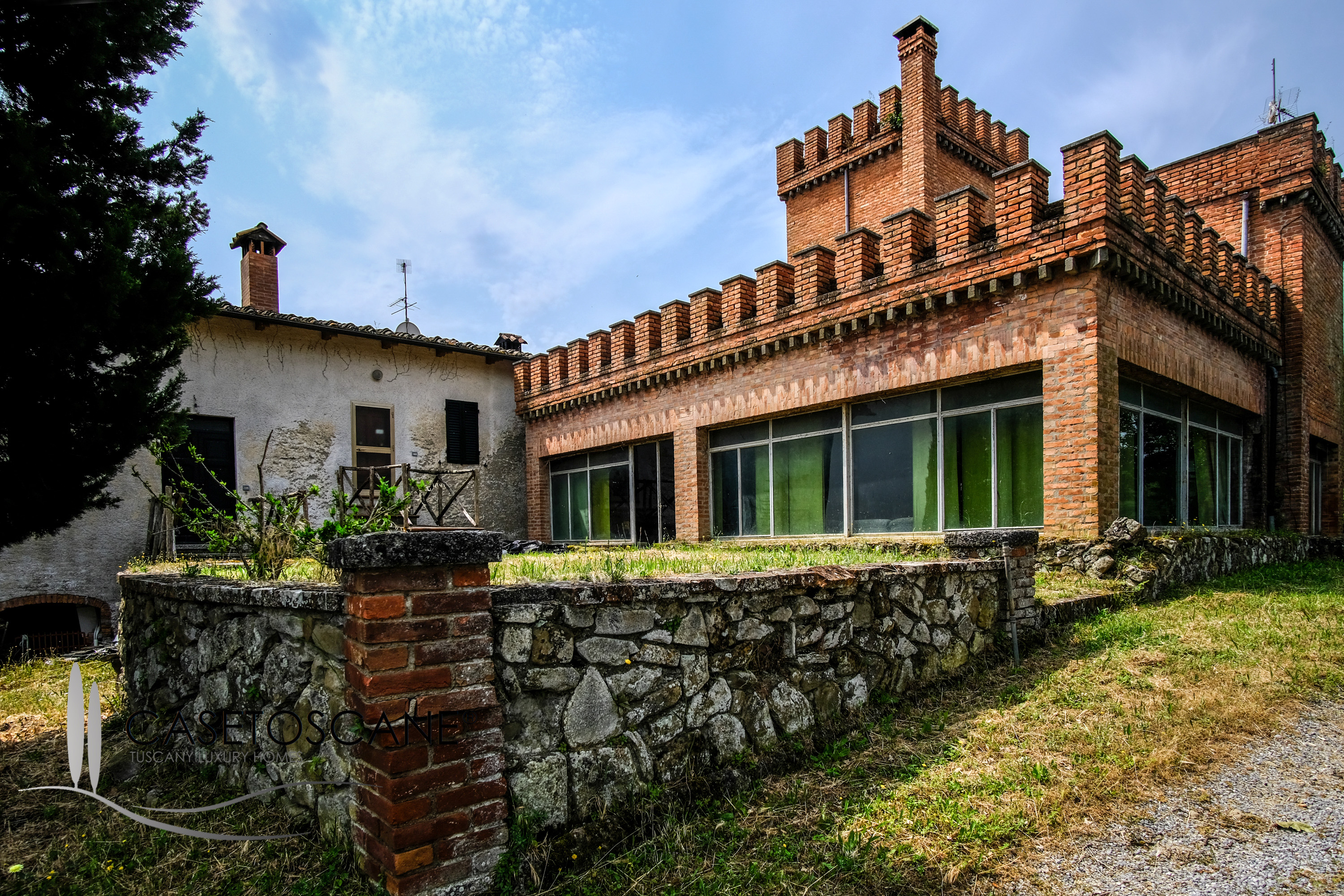 3223 - Azienda agricola di circa ha.100 con antico casale, castelletto di inizi '900 e ampie strutture per equitazione a Trequanda (SI).