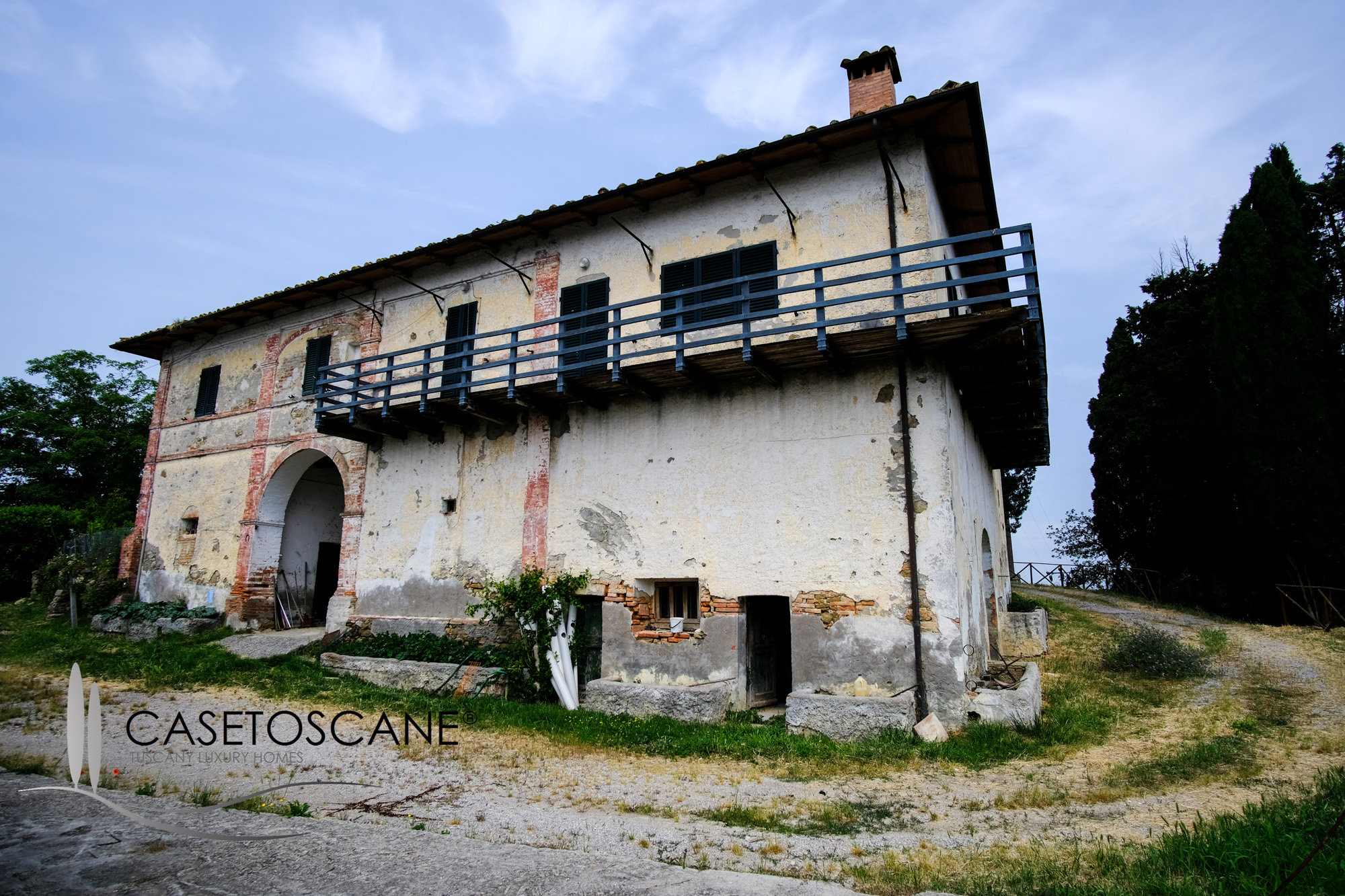 3223 - Azienda agricola di circa ha.100 con antico casale, castelletto di inizi '900 e ampie strutture per equitazione a Trequanda (SI).