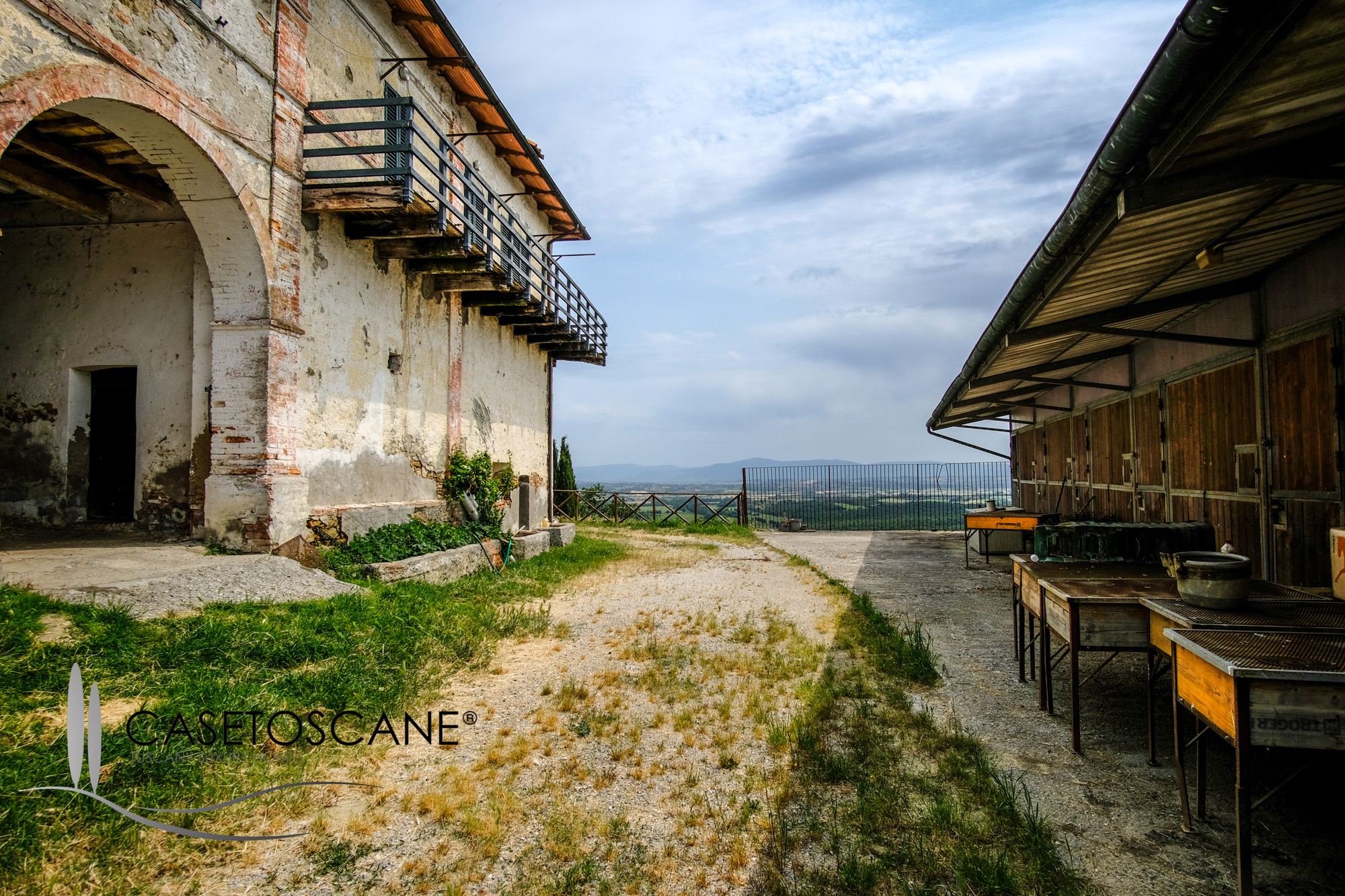 3223 - Azienda agricola di circa ha.100 con antico casale, castelletto di inizi '900 e ampie strutture per equitazione a Trequanda (SI).
