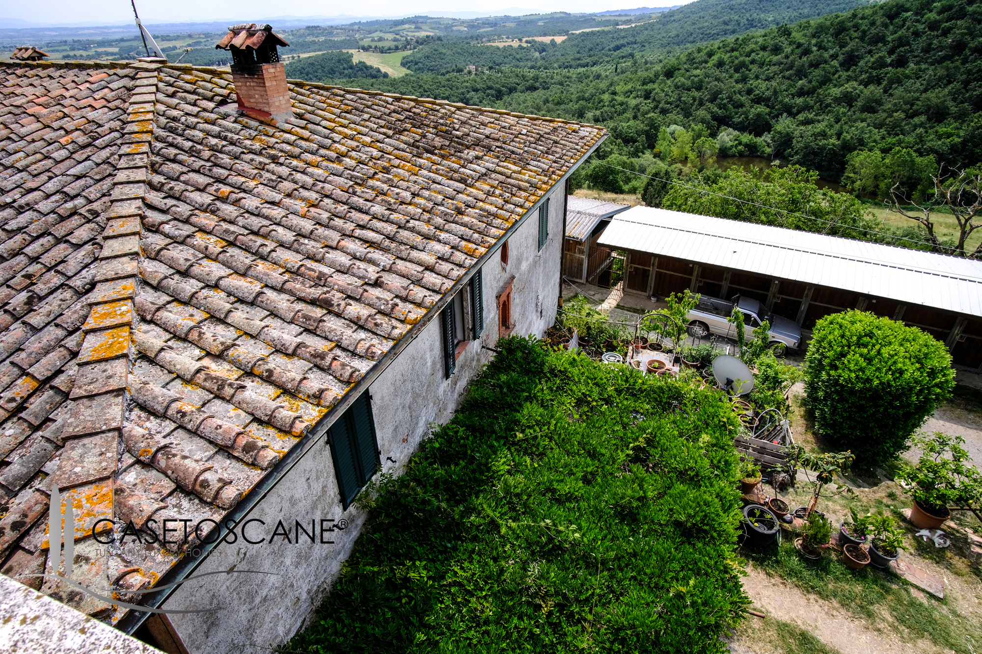 3223 - Azienda agricola di circa ha.100 con antico casale, castelletto di inizi '900 e ampie strutture per equitazione a Trequanda (SI).