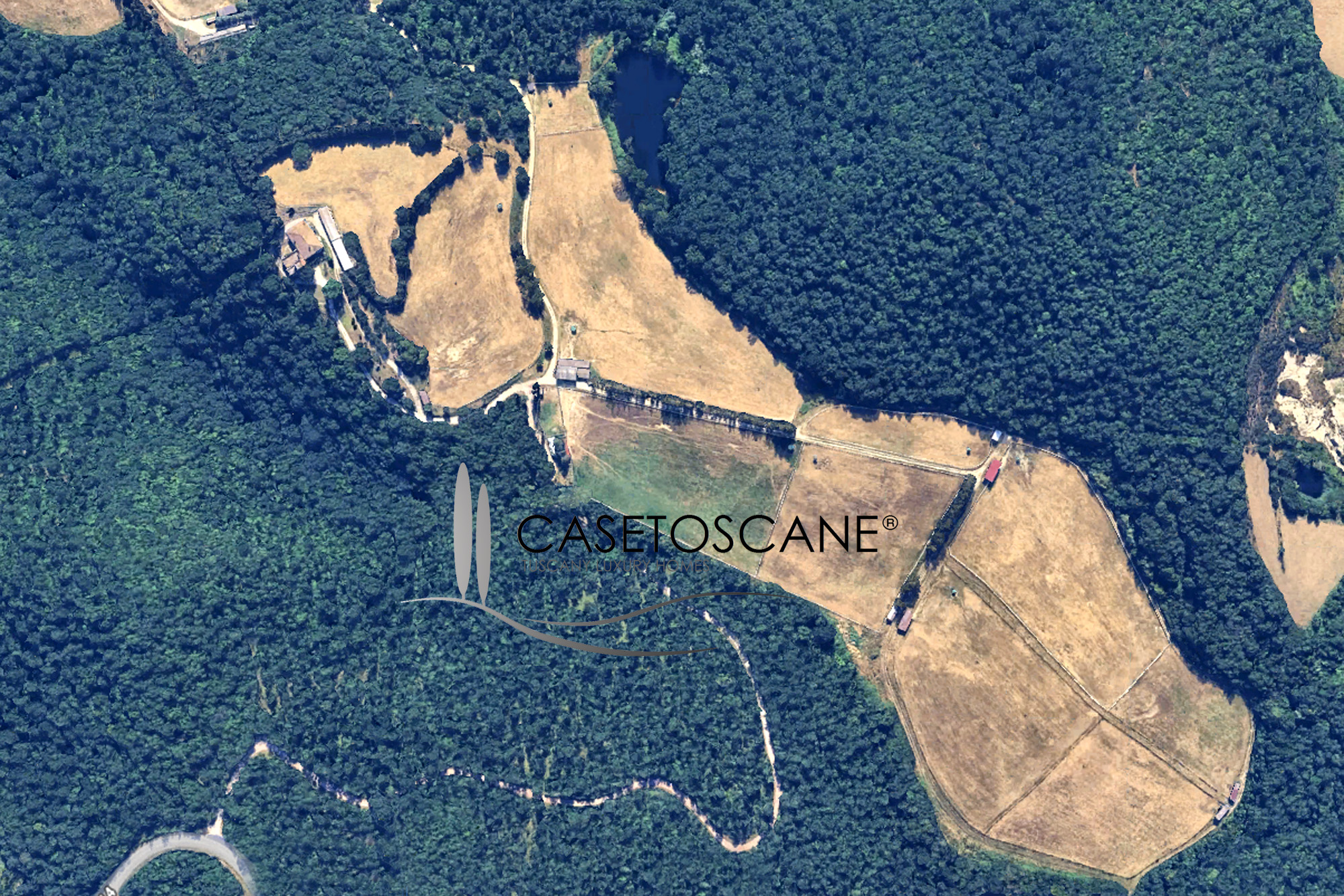 3223 - Azienda agricola di circa ha.100 con antico casale, castelletto di inizi '900 e ampie strutture per equitazione a Trequanda (SI).