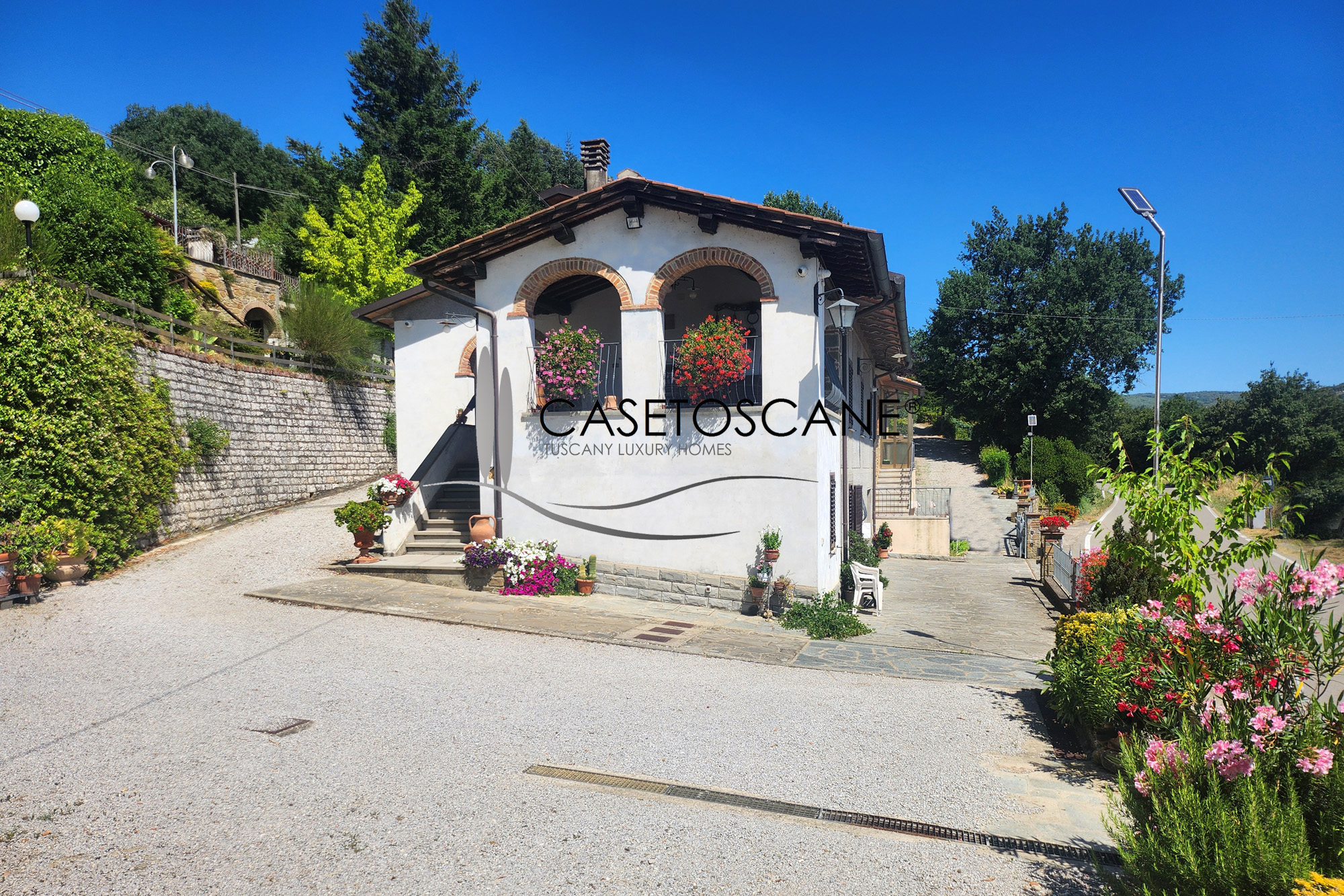 3224 - Piccola azienda agricola con abitazione in discrete condizioni, di mq.250 e annessi di mq.140 con terreno di ha.3 a Monte San Savino (AR).