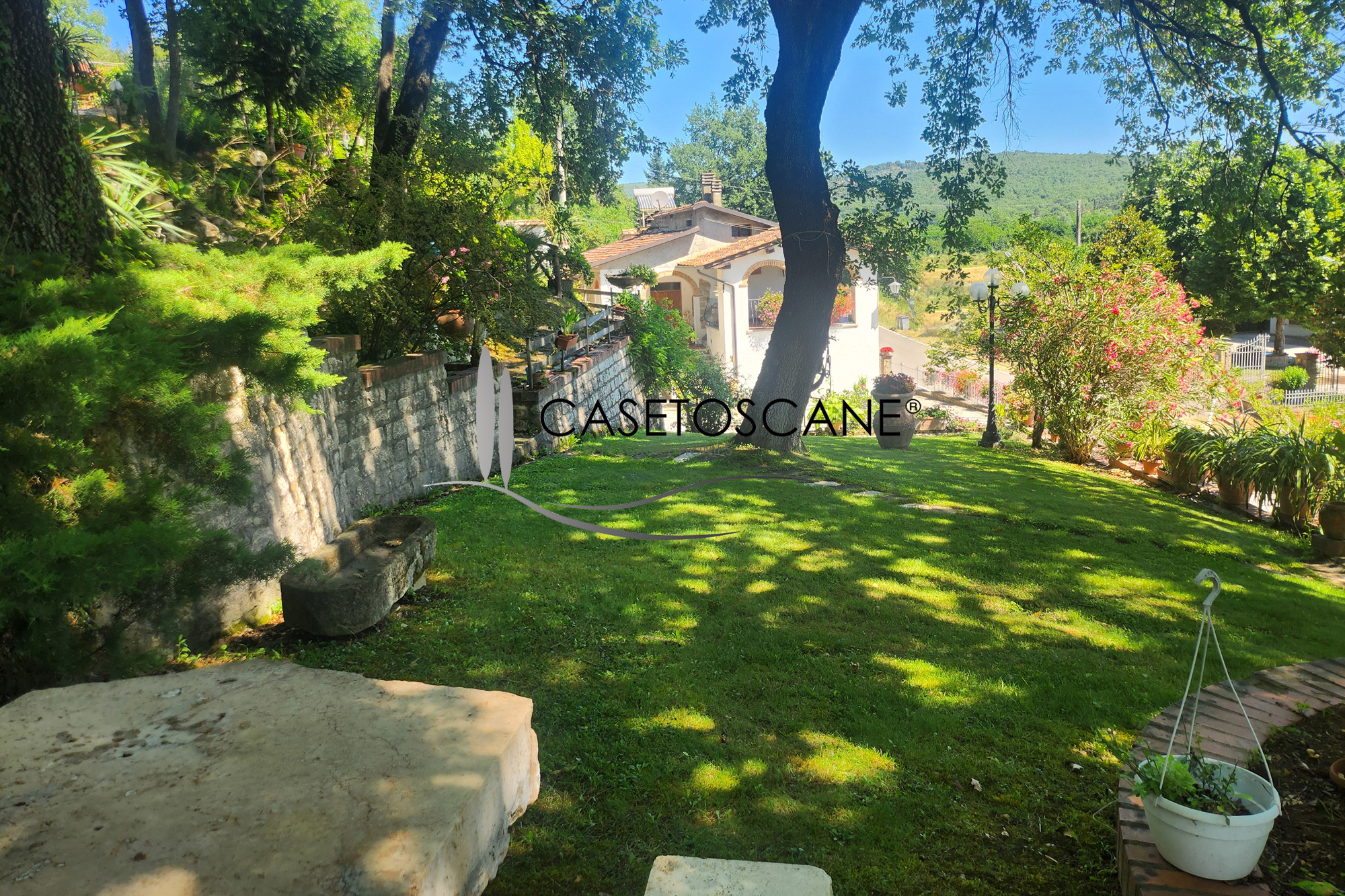 3224 - Piccola azienda agricola con abitazione in discrete condizioni, di mq.250 e annessi di mq.140 con terreno di ha.3 a Monte San Savino (AR).