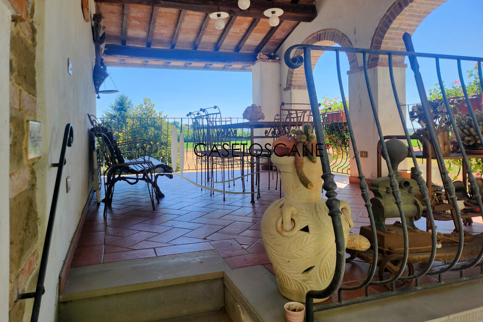 3224 - Piccola azienda agricola con abitazione in discrete condizioni, di mq.250 e annessi di mq.140 con terreno di ha.3 a Monte San Savino (AR).