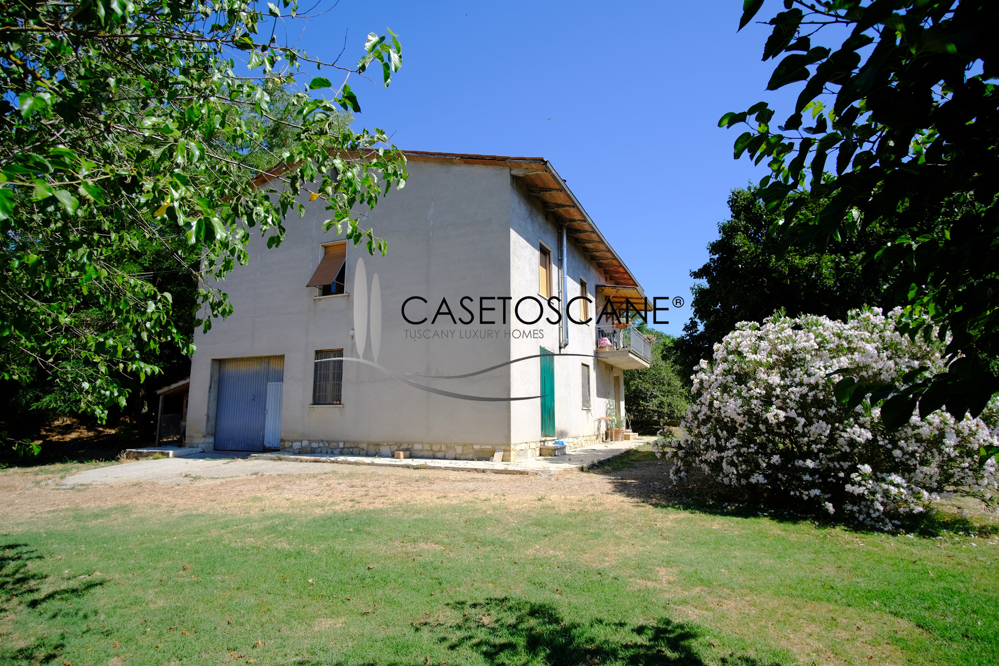 3225 - Piccola azienda agricola con abitazione singola, altro rudere da recuperare, annessi e terreno seminativo di ha.7 a Lucignano (AR).