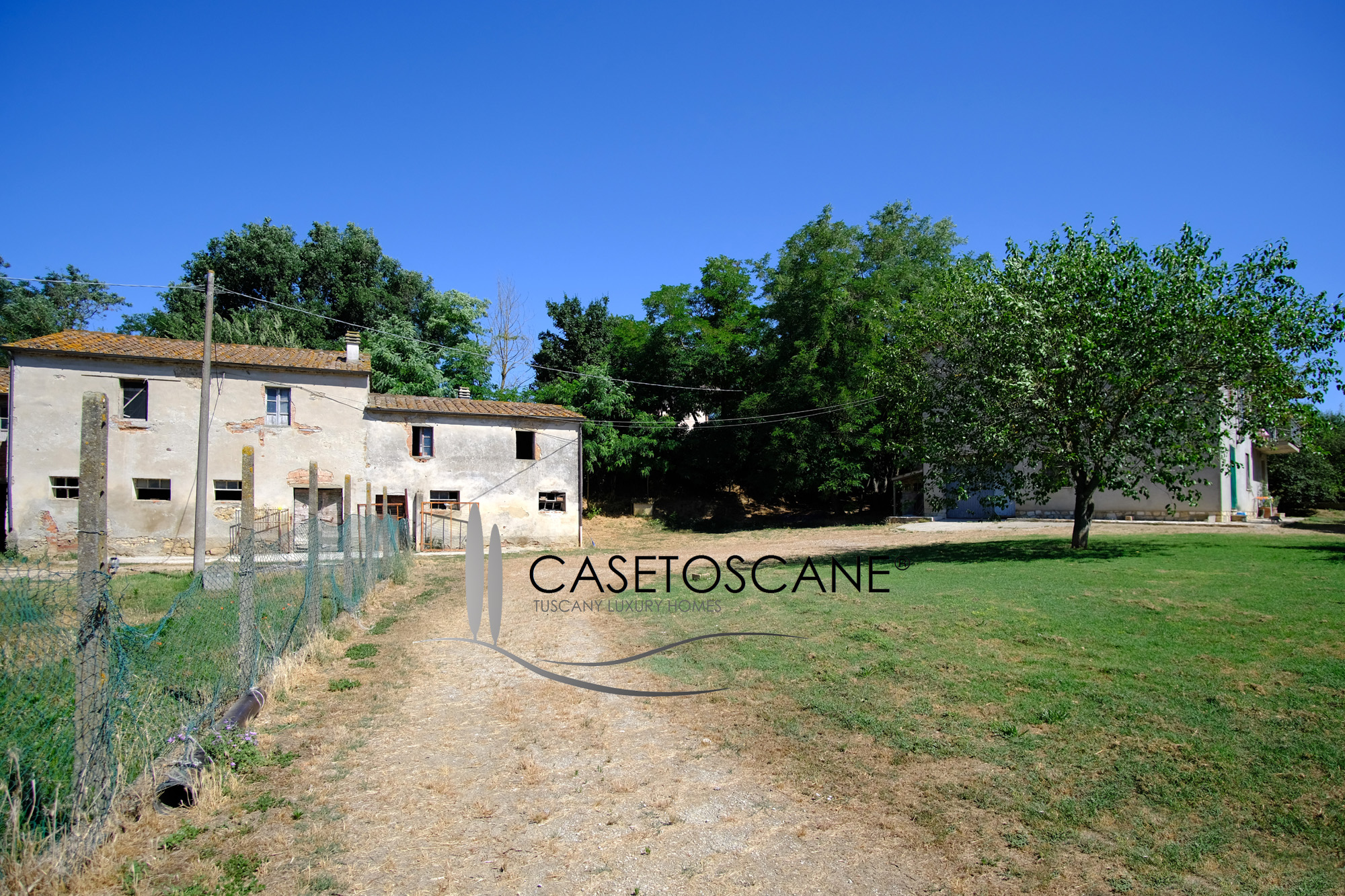 3225 - Piccola azienda agricola con abitazione singola, altro rudere da recuperare, annessi e terreno seminativo di ha.7 a Lucignano (AR).
