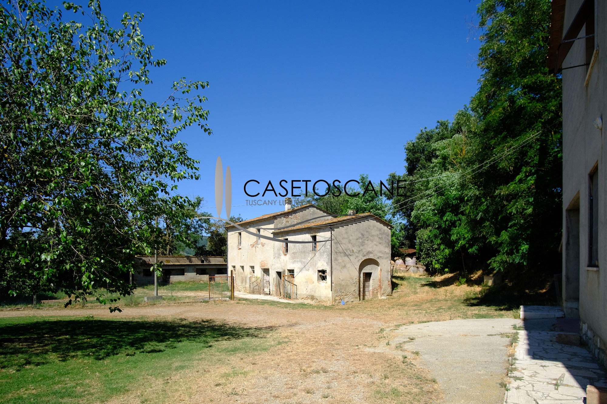 3225 - Piccola azienda agricola con abitazione singola, altro rudere da recuperare, annessi e terreno seminativo di ha.7 a Lucignano (AR).