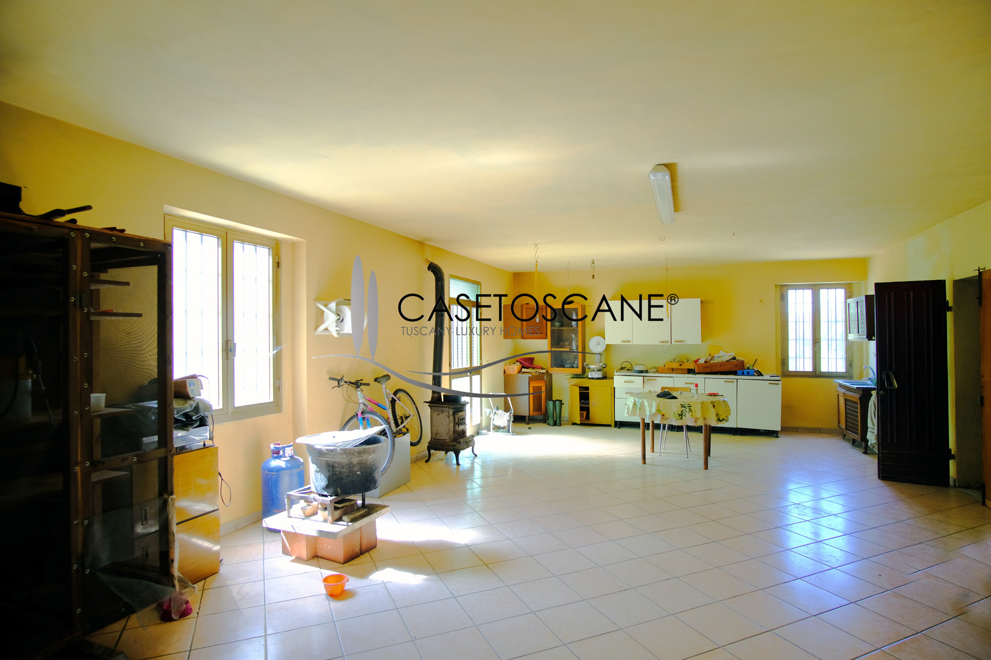 3225 - Piccola azienda agricola con abitazione singola, altro rudere da recuperare, annessi e terreno seminativo di ha.7 a Lucignano (AR).