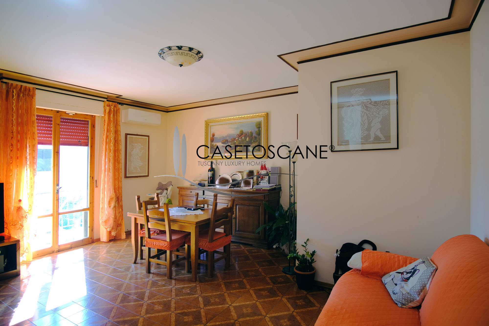 3226 - Appartamento di mq.120 in buone condizioni, al piano rialzato con garage, due posti auto privati e ampio giardino comune a Lucignano (AR).