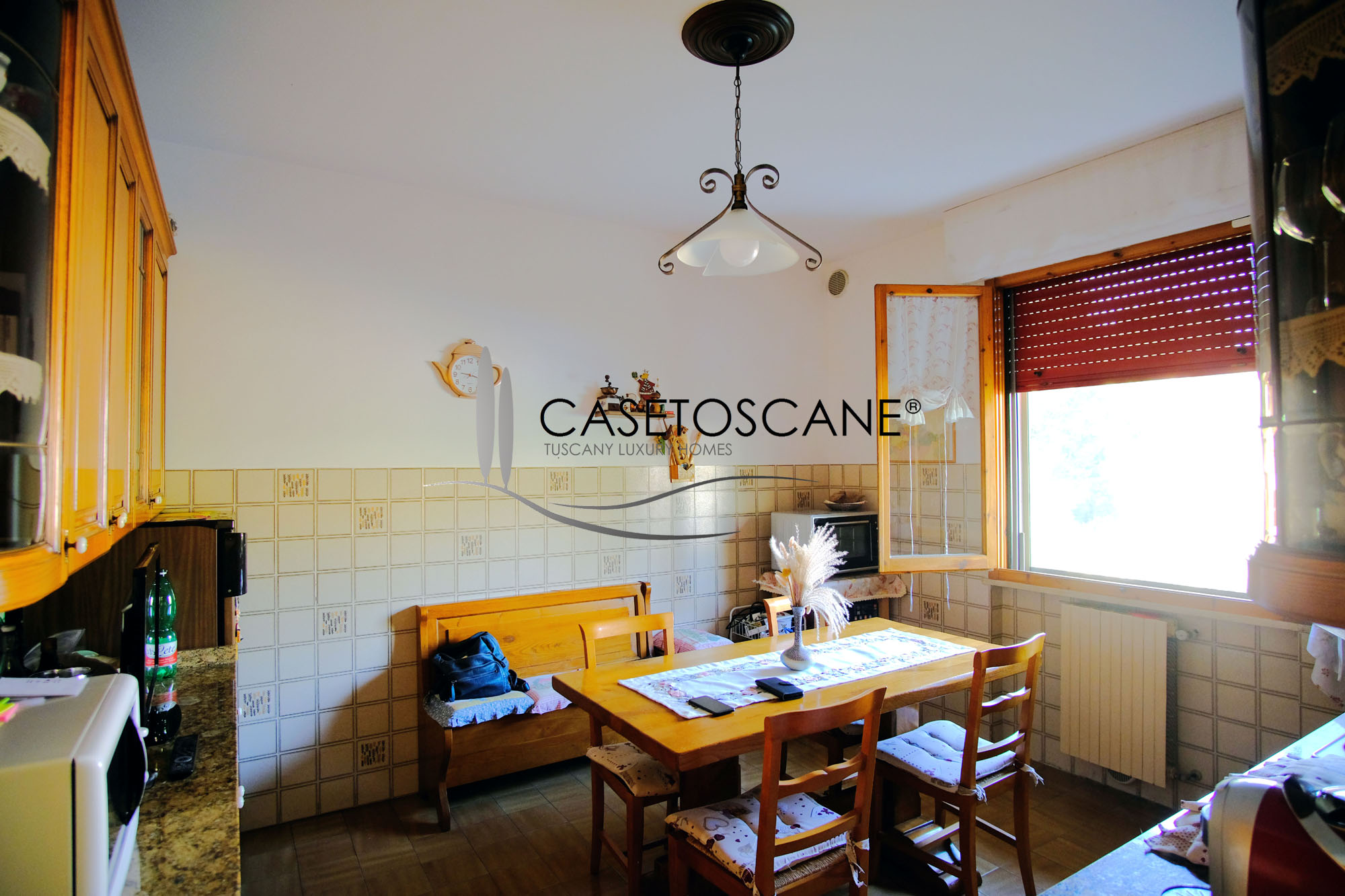 3226 - Appartamento di mq.120 in buone condizioni, al piano rialzato con garage, due posti auto privati e ampio giardino comune a Lucignano (AR).