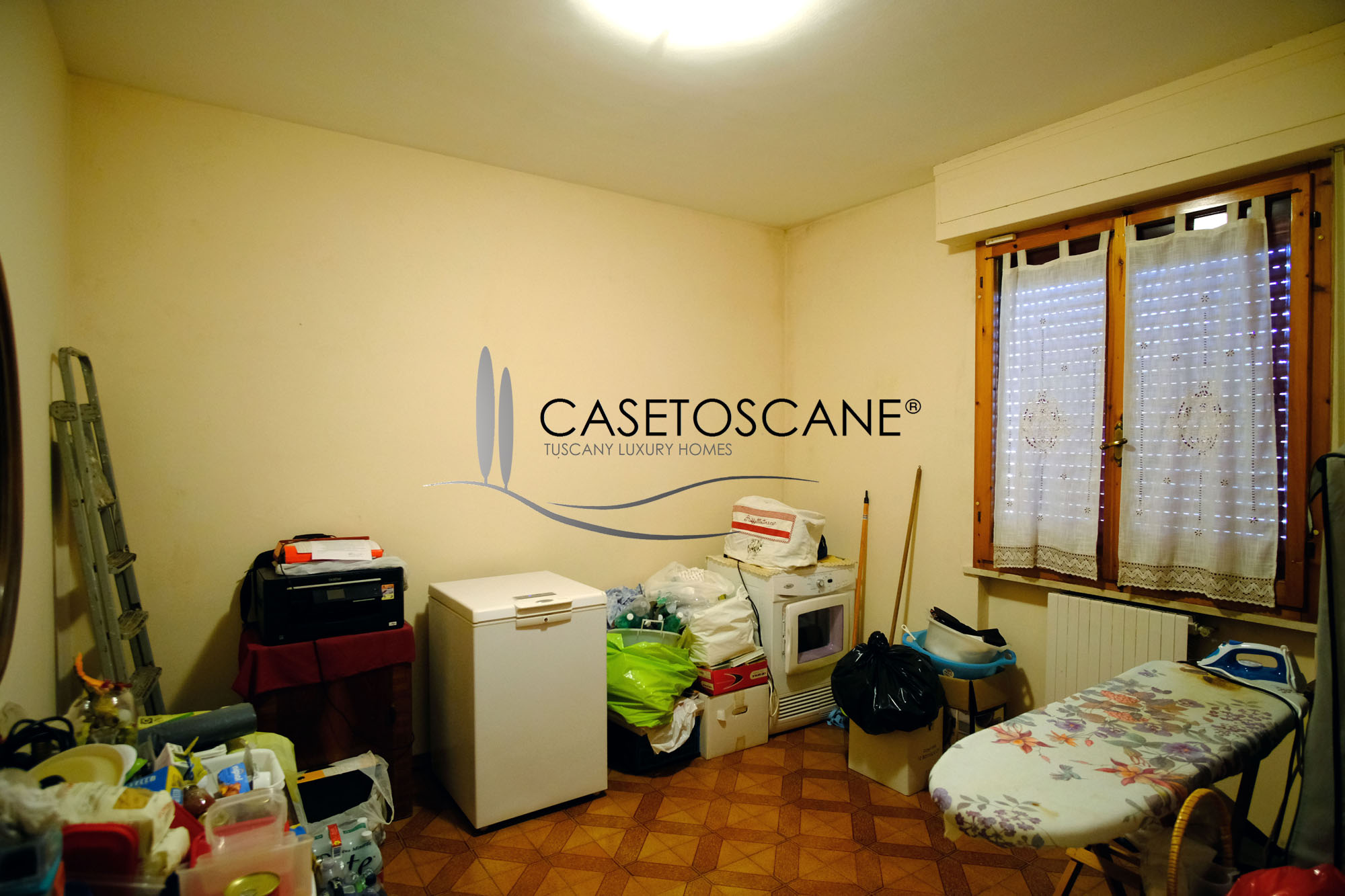 3226 - Appartamento di mq.120 in buone condizioni, al piano rialzato con garage, due posti auto privati e ampio giardino comune a Lucignano (AR).