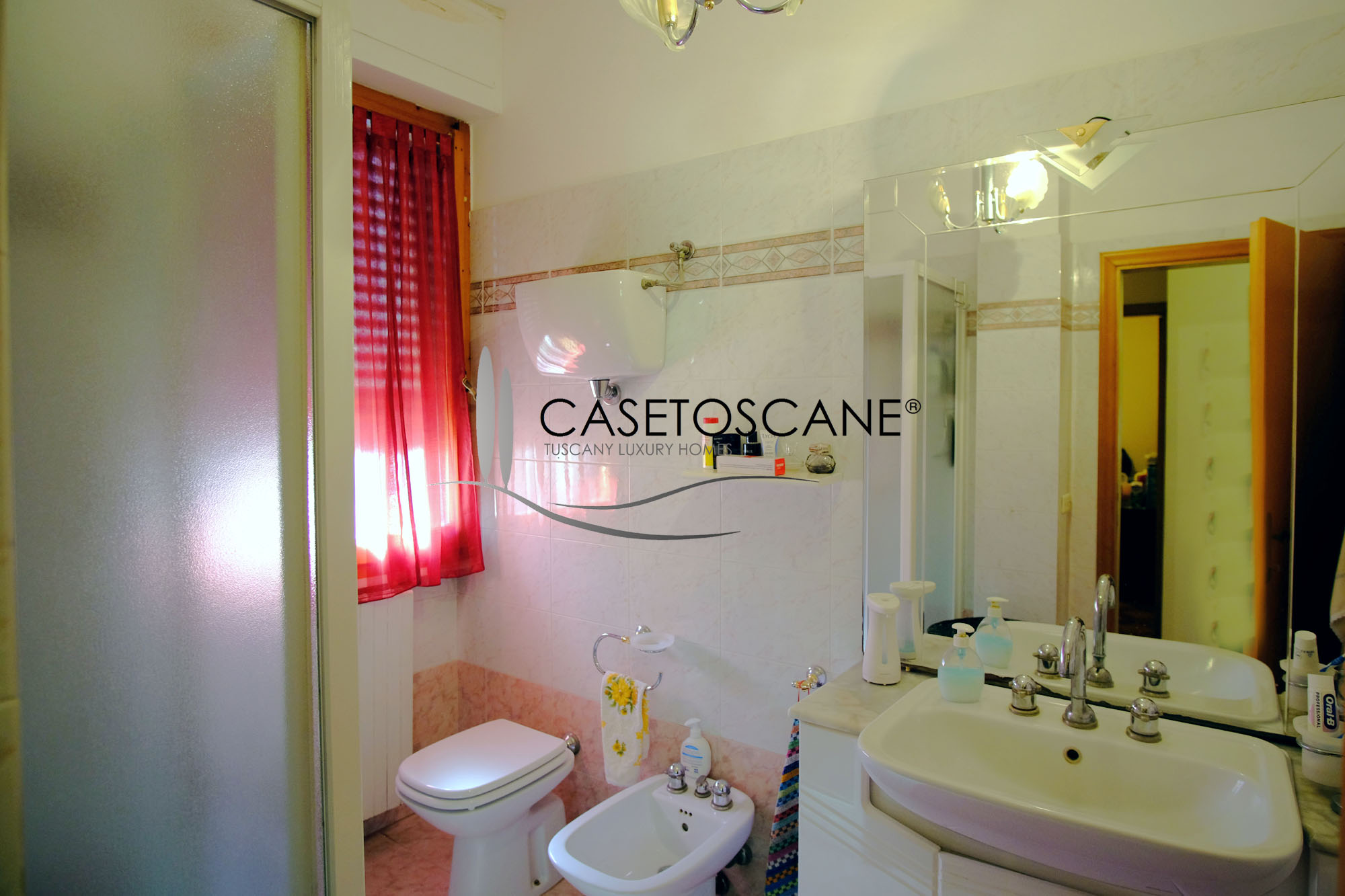 3226 - Appartamento di mq.120 in buone condizioni, al piano rialzato con garage, due posti auto privati e ampio giardino comune a Lucignano (AR).