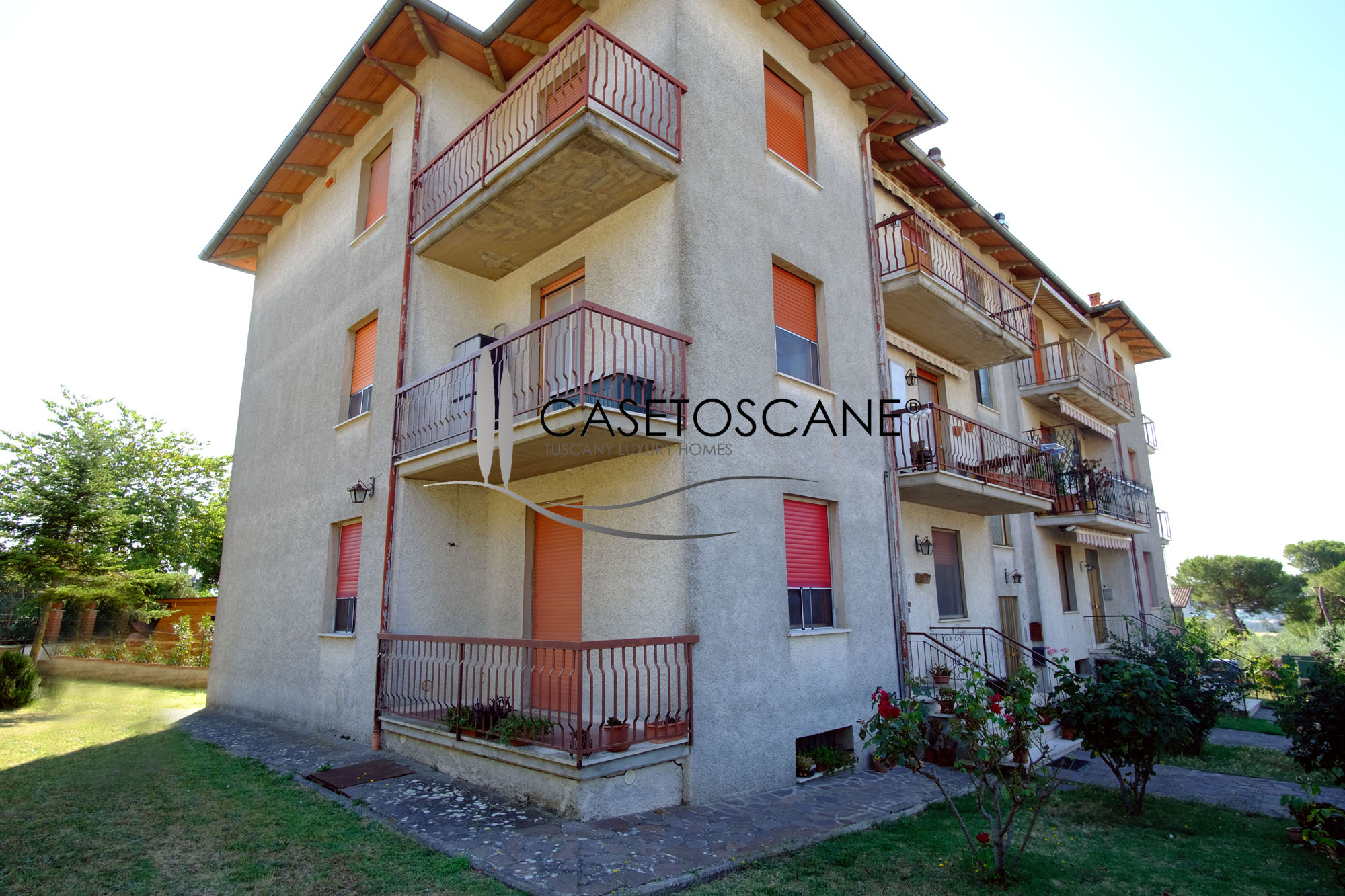 3226 - Appartamento di mq.120 in buone condizioni, al piano rialzato con garage, due posti auto privati e ampio giardino comune a Lucignano (AR).