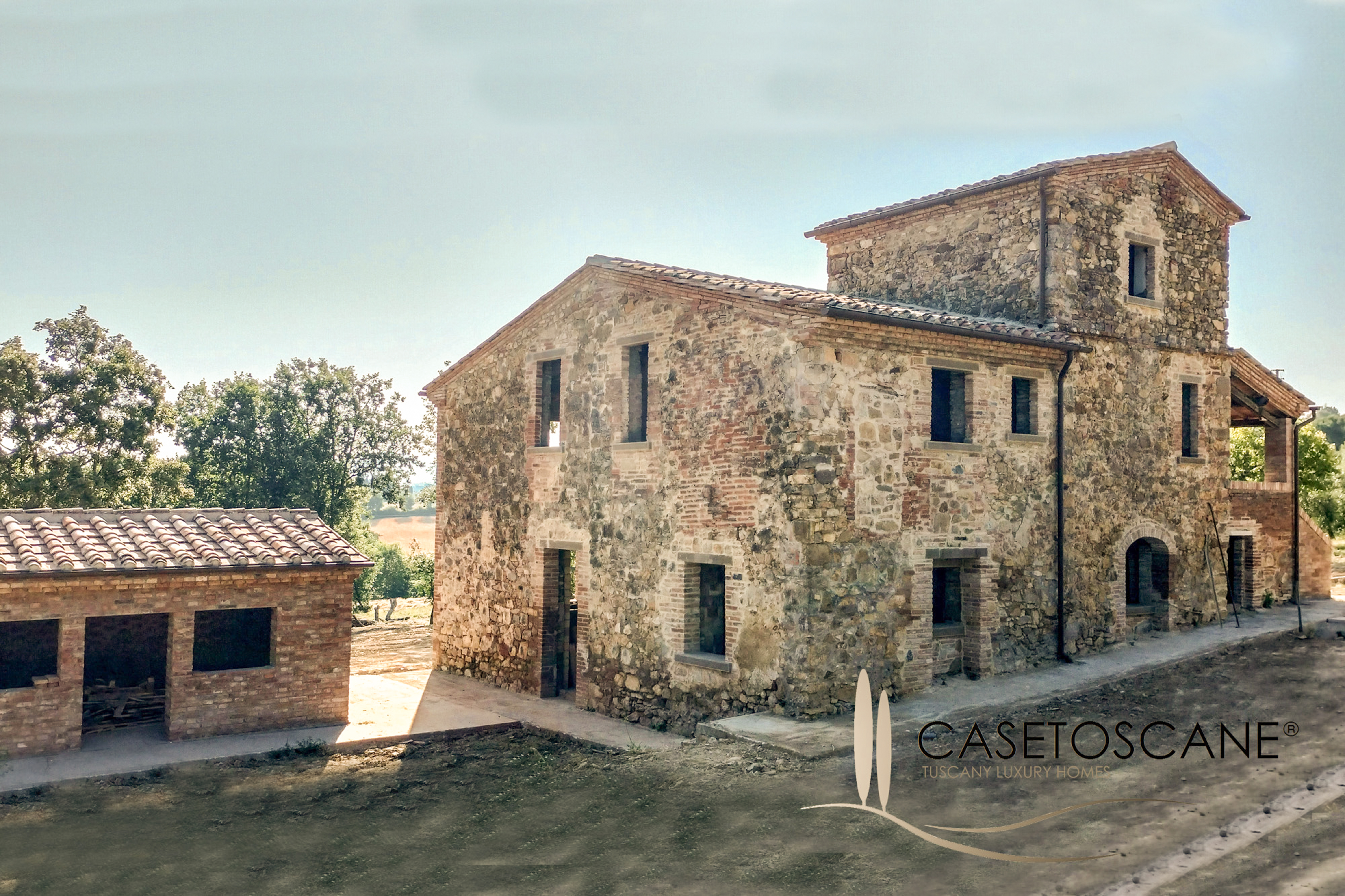 1662 - Tipico casale di mq.275, totalmente ristrutturato strutturalmente, con ha.2 di terreno circostante a Lucignano (AR).