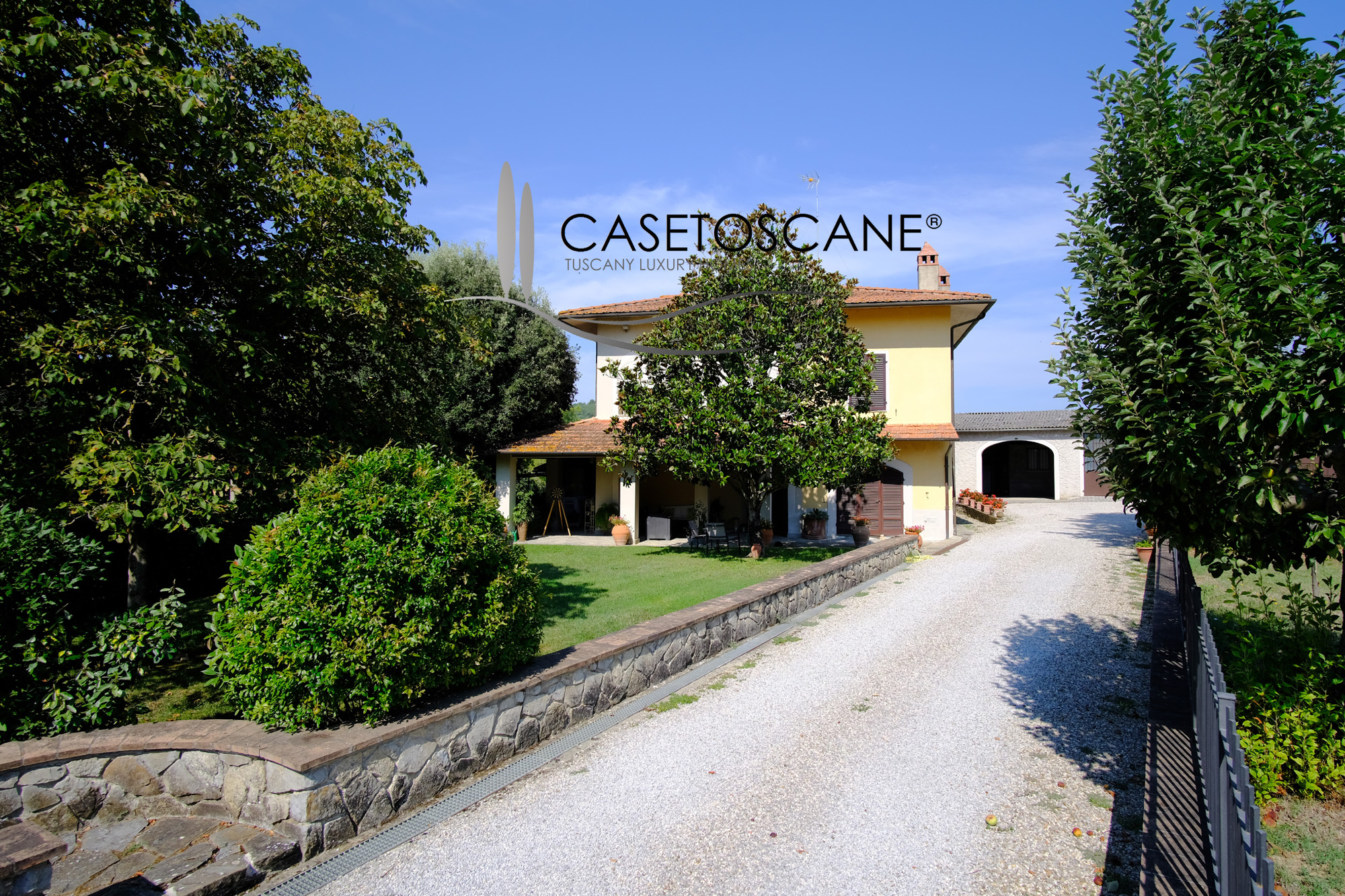 3228 - Villa di mq.260 ristrutturata, con due appartamenti, mq.600 di annessi, piscina e terreno di ha.1,5 a Lucignano (AR).