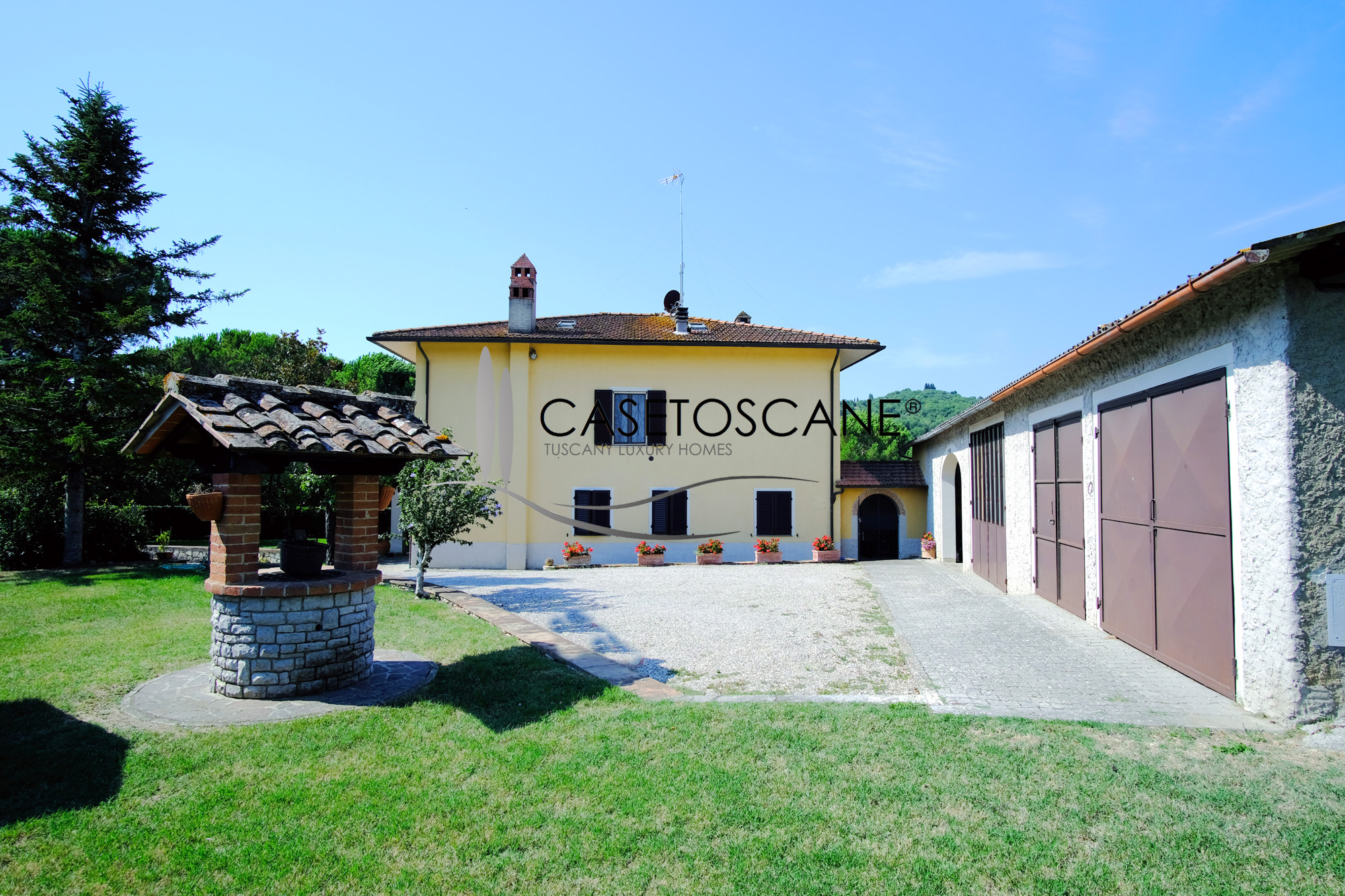 3228 - Villa di mq.260 ristrutturata, con due appartamenti, mq.600 di annessi, piscina e terreno di ha.1,5 a Lucignano (AR).