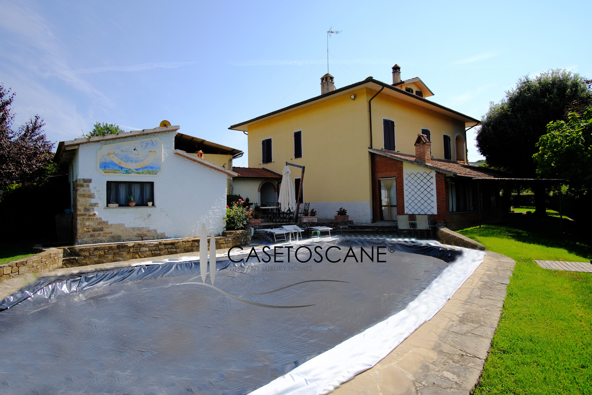 3228 - Villa di mq.260 ristrutturata, con due appartamenti, mq.600 di annessi, piscina e terreno di ha.1,5 a Lucignano (AR).