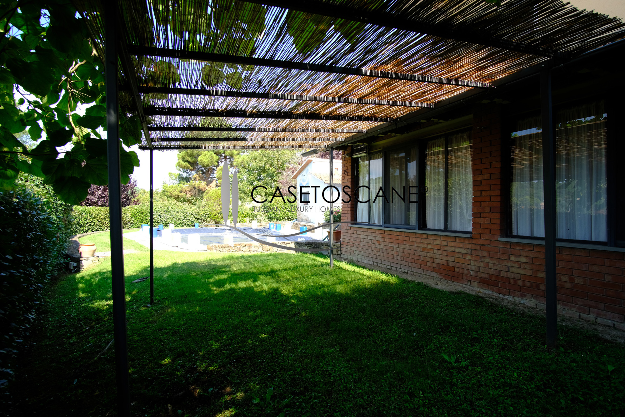 3228 - Villa di mq.260 ristrutturata, con due appartamenti, mq.600 di annessi, piscina e terreno di ha.1,5 a Lucignano (AR).