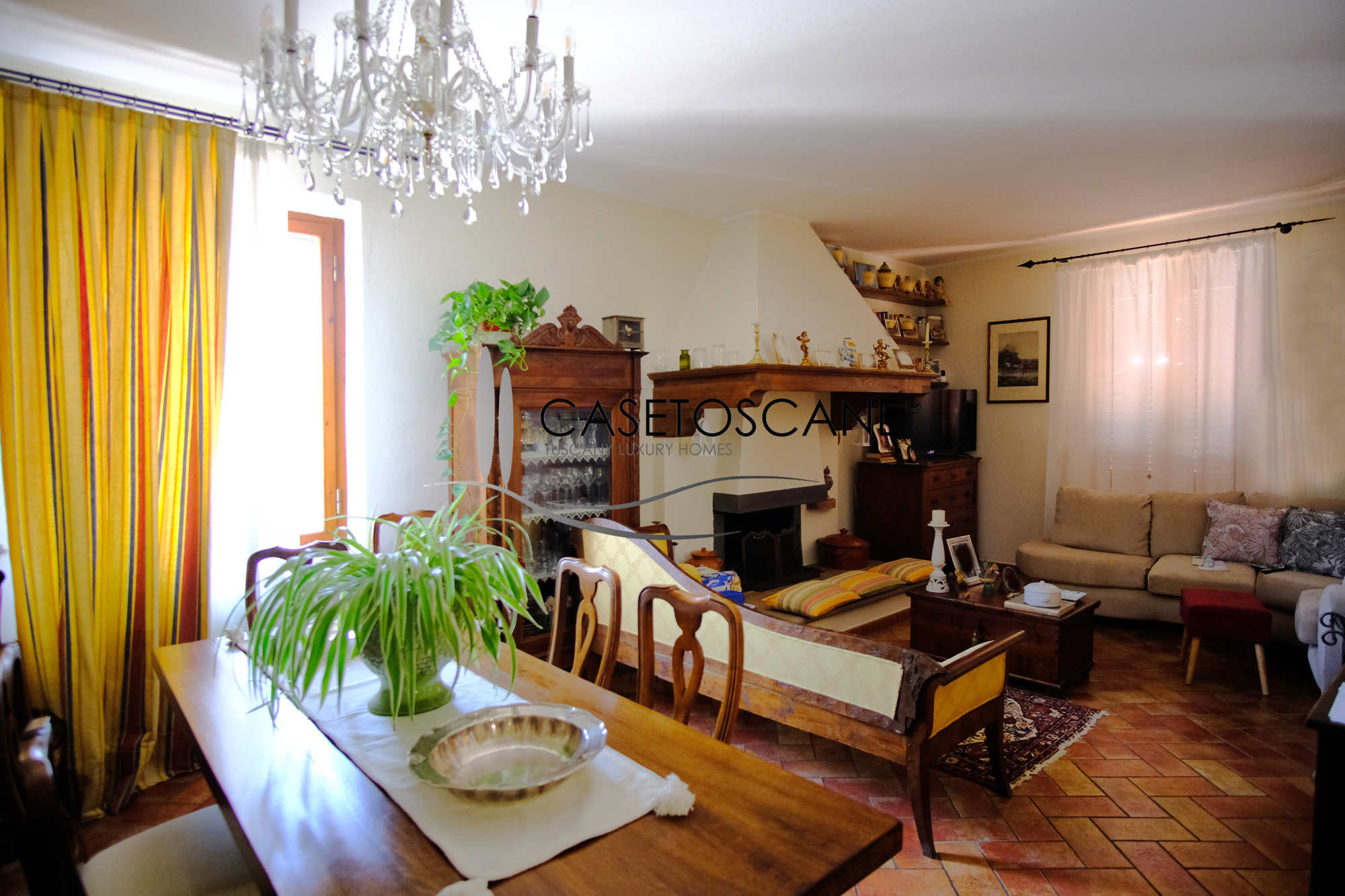 3228 - Villa di mq.260 ristrutturata, con due appartamenti, mq.600 di annessi, piscina e terreno di ha.1,5 a Lucignano (AR).