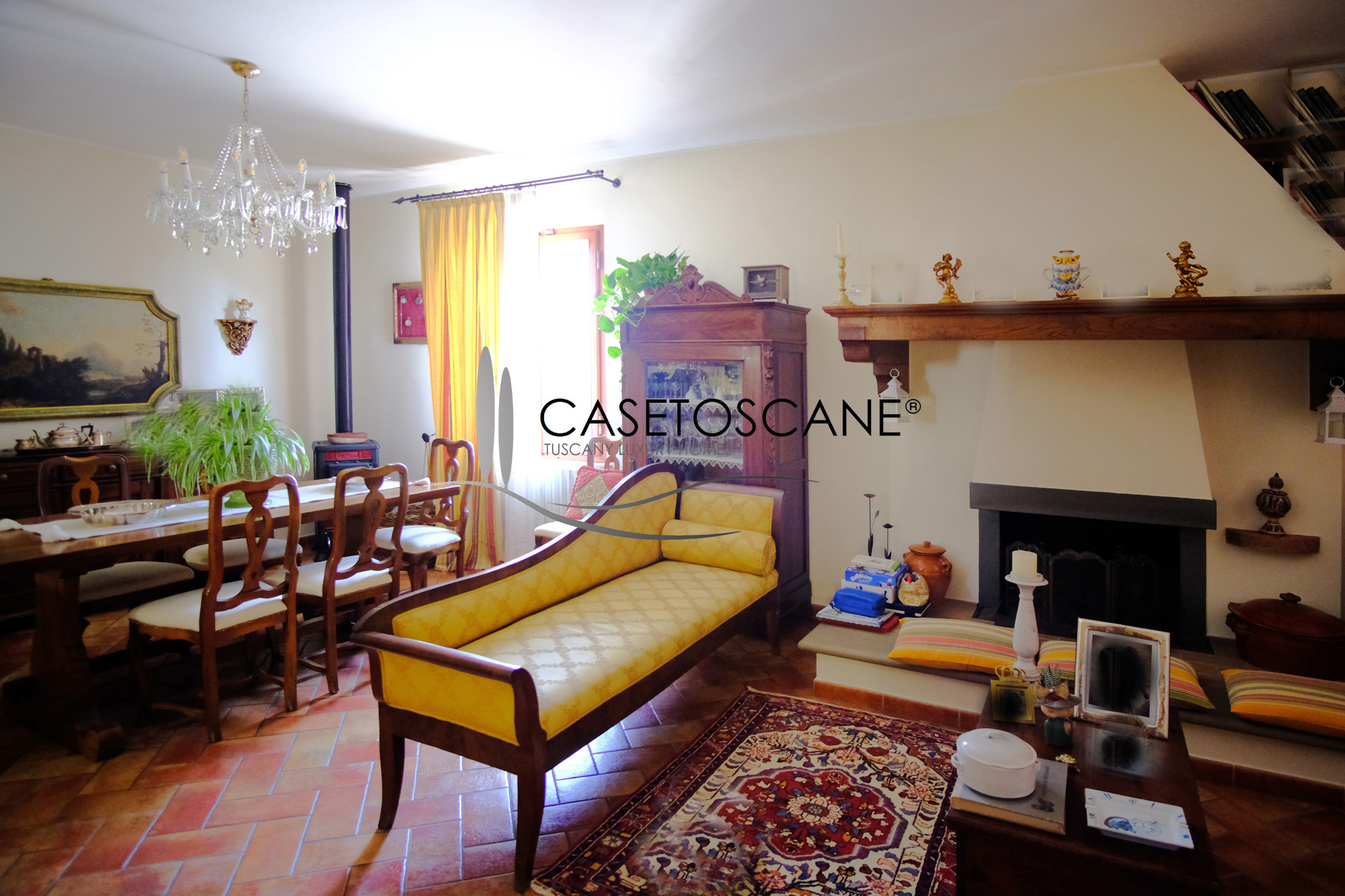 3228 - Villa di mq.260 ristrutturata, con due appartamenti, mq.600 di annessi, piscina e terreno di ha.1,5 a Lucignano (AR).