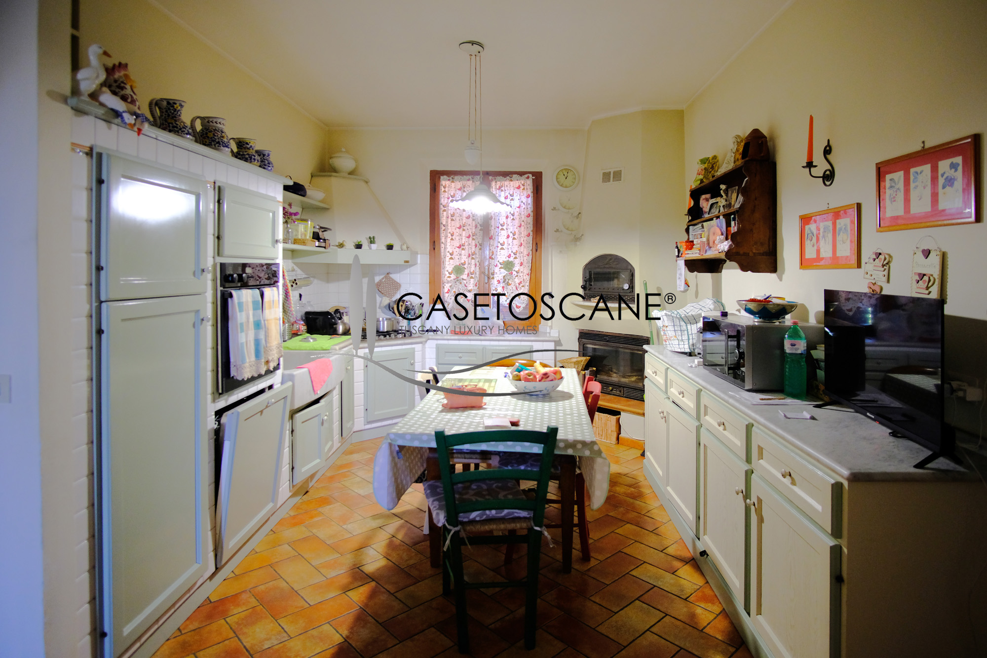 3228 - Villa di mq.260 ristrutturata, con due appartamenti, mq.600 di annessi, piscina e terreno di ha.1,5 a Lucignano (AR).