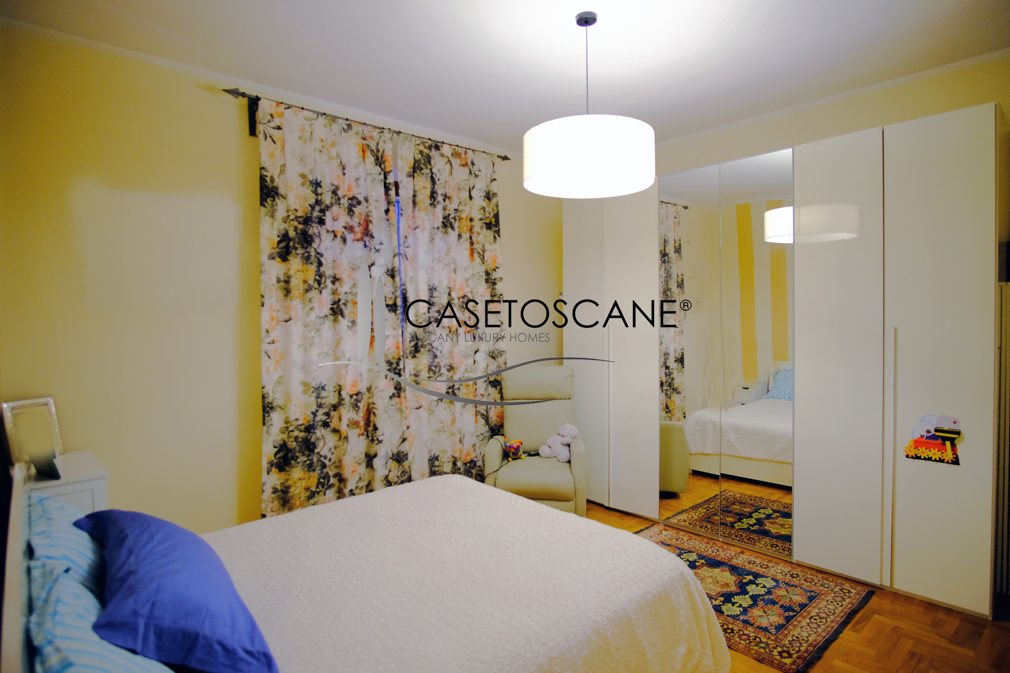 3228 - Villa di mq.260 ristrutturata, con due appartamenti, mq.600 di annessi, piscina e terreno di ha.1,5 a Lucignano (AR).