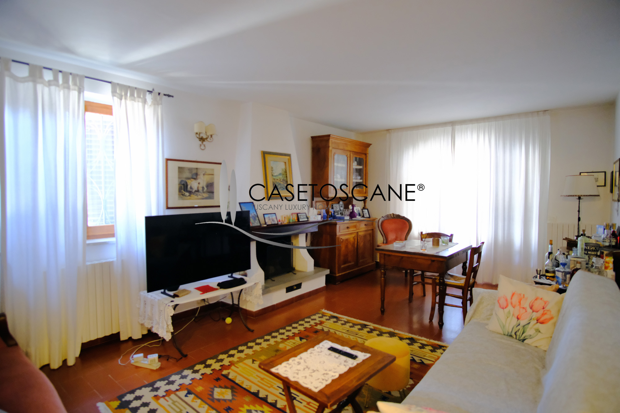 3228 - Villa di mq.260 ristrutturata, con due appartamenti, mq.600 di annessi, piscina e terreno di ha.1,5 a Lucignano (AR).