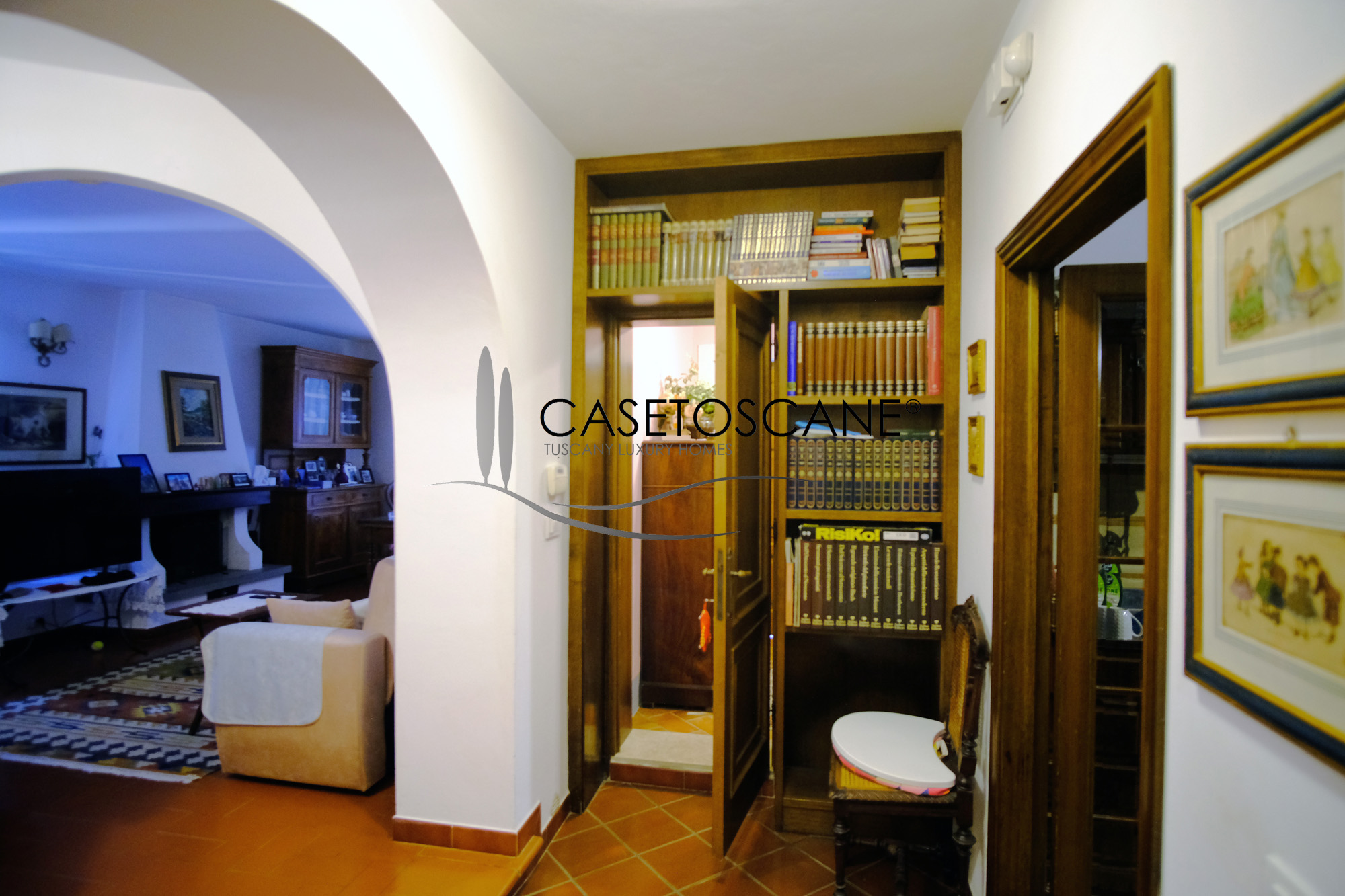 3228 - Villa di mq.260 ristrutturata, con due appartamenti, mq.600 di annessi, piscina e terreno di ha.1,5 a Lucignano (AR).