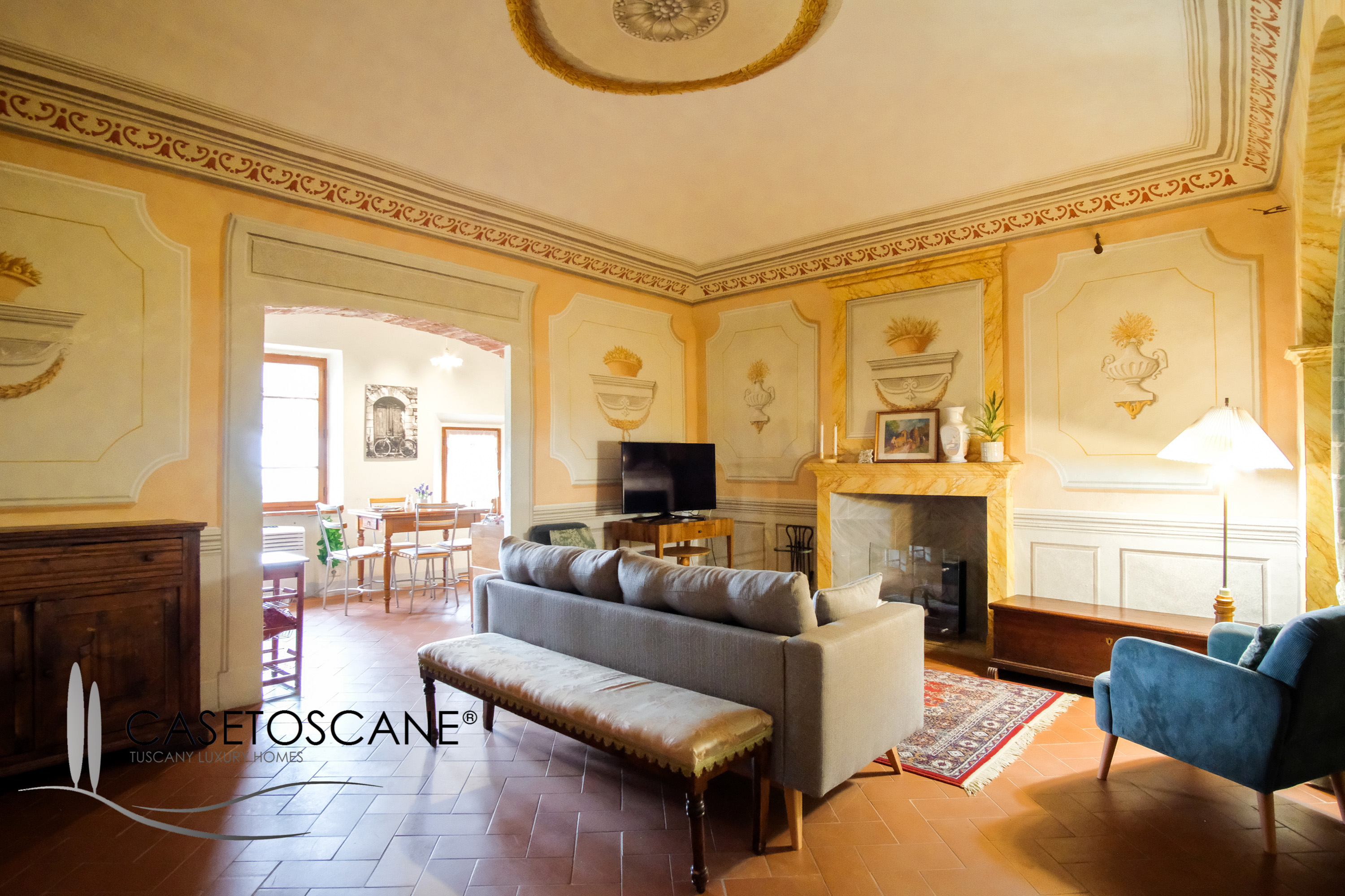 3230 - Prestigioso bilocale ristrutturato e affrescato in antico palazzo nel centro storico di Lucignano (AR), venduto arredato, con magnifica vista.