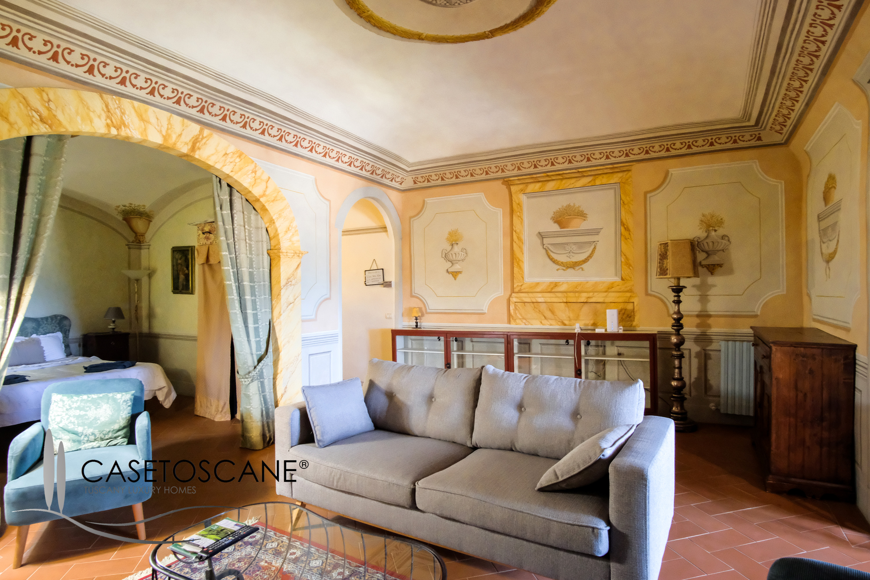 3230 - Prestigioso bilocale ristrutturato e affrescato in antico palazzo nel centro storico di Lucignano (AR), venduto arredato, con magnifica vista.