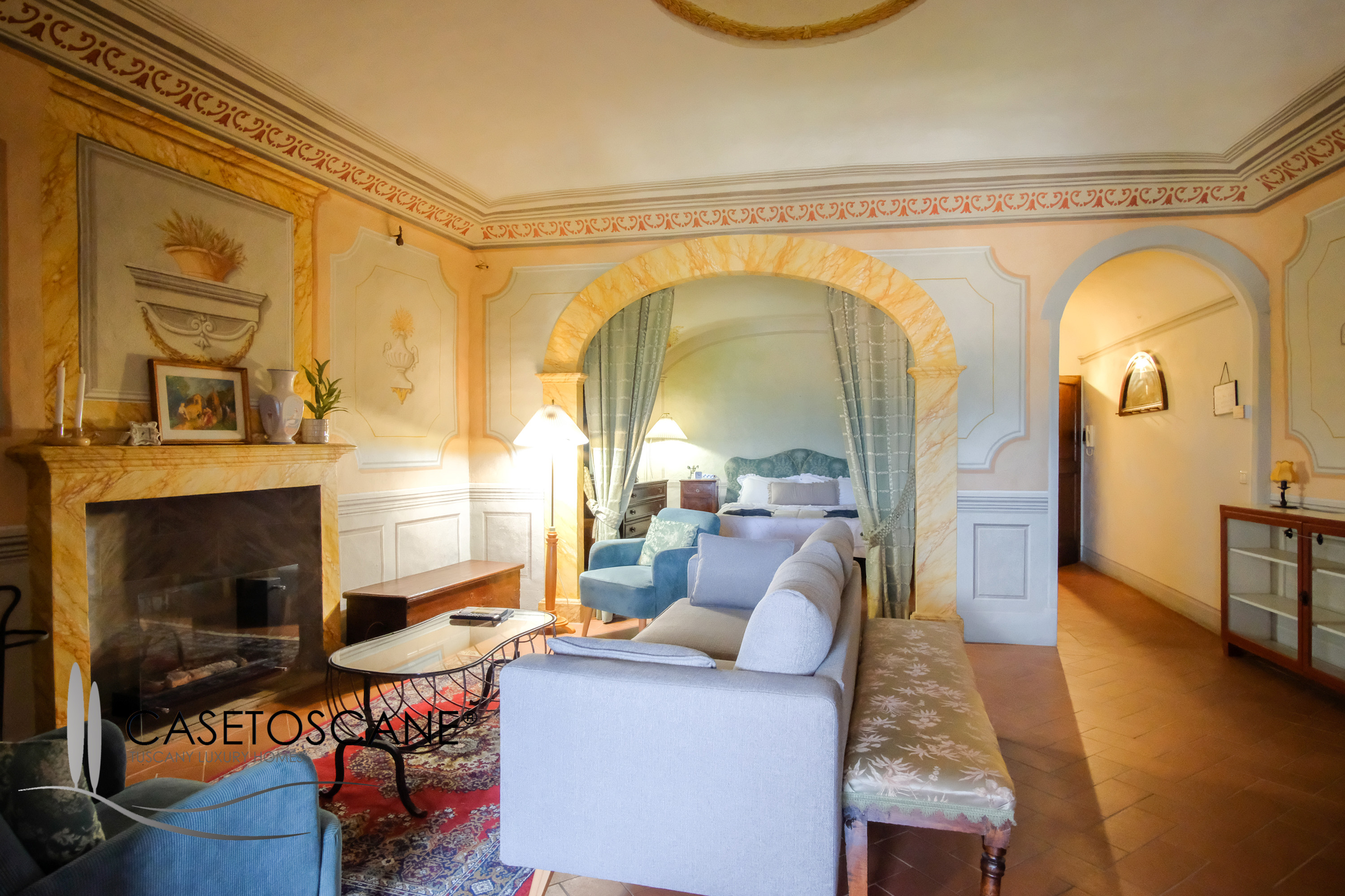 3230 - Prestigioso bilocale ristrutturato e affrescato in antico palazzo nel centro storico di Lucignano (AR), venduto arredato, con magnifica vista.