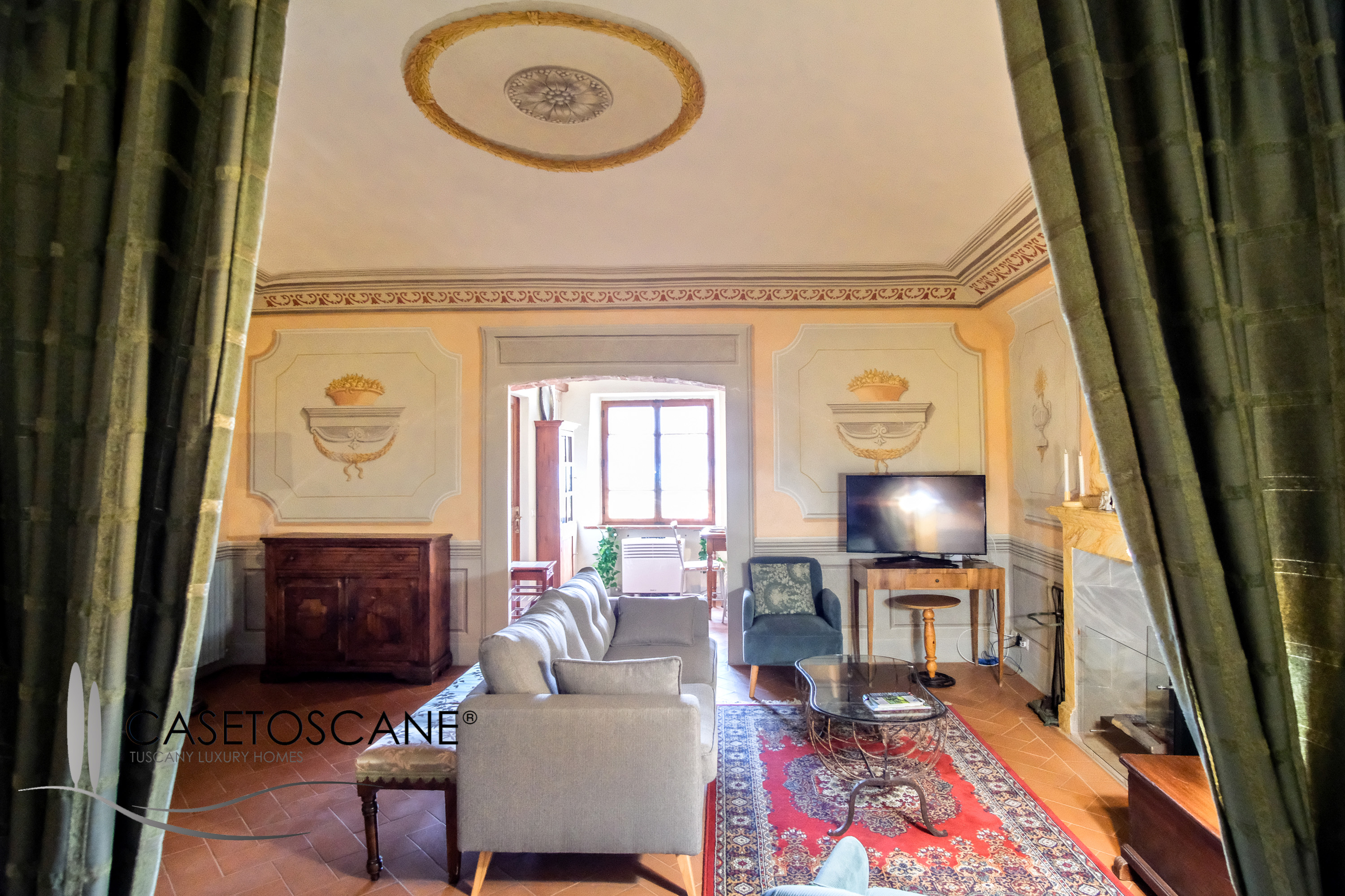 3230 - Prestigioso bilocale ristrutturato e affrescato in antico palazzo nel centro storico di Lucignano (AR), venduto arredato, con magnifica vista.