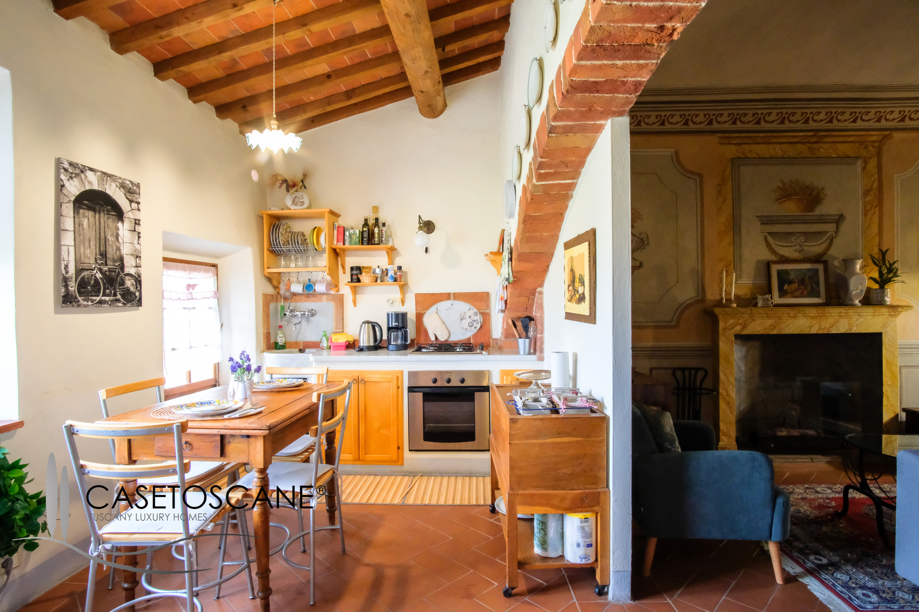 3230 - Prestigioso bilocale ristrutturato e affrescato in antico palazzo nel centro storico di Lucignano (AR), venduto arredato, con magnifica vista.